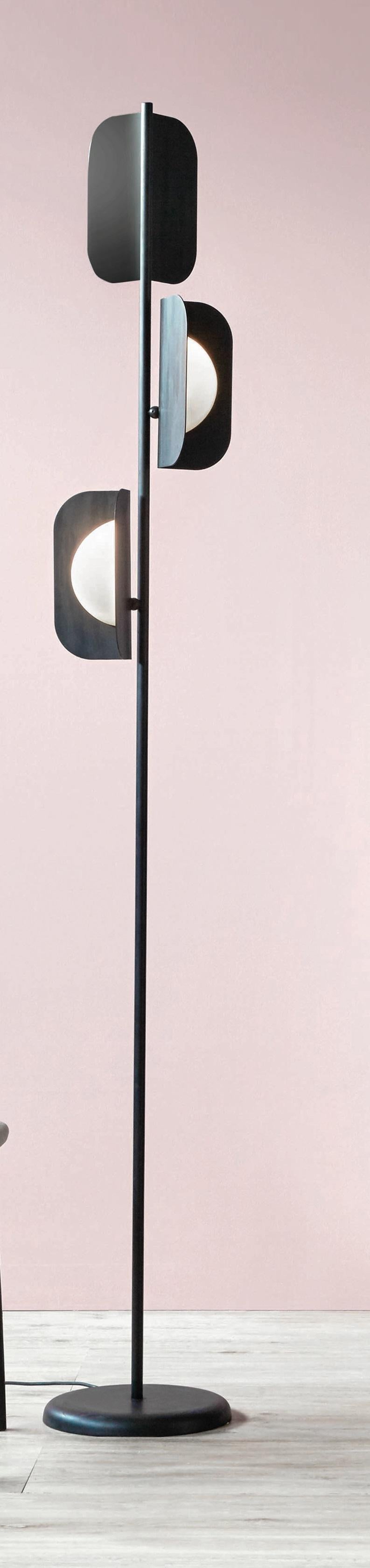 MMM Leaf Floor Lamp by MM Lampadari
Dimensions: Ø 30 x H 205 cm.
Materials: Glass and metal.

Different metal finishes are available. All our lamps can be wired according to each country. If sold to the USA it will be wired for the USA for instance.