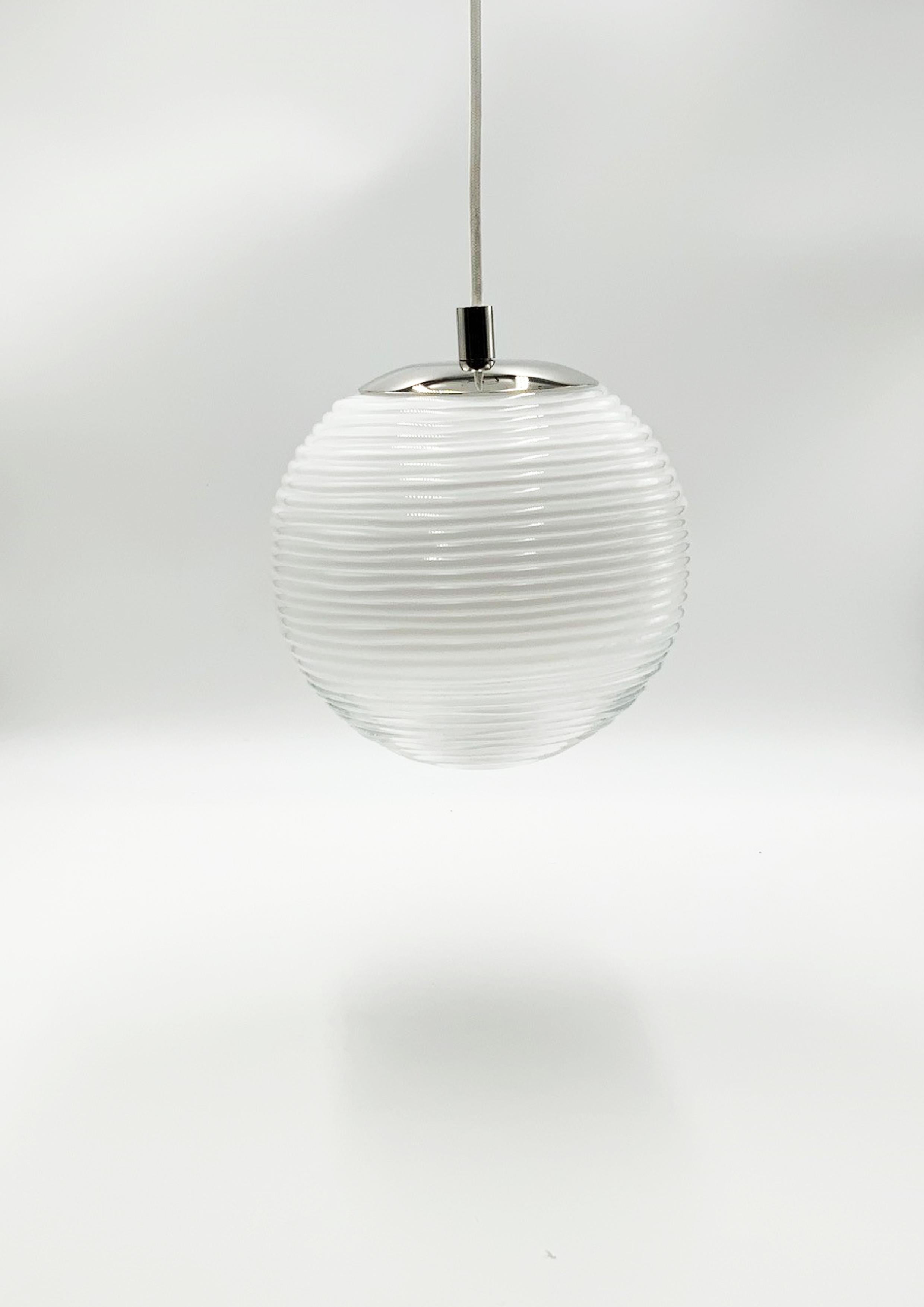 MMM Maestro L Lámpara Colgante de MM Lampadari
Dimensiones: Ø 31 x A 31 cm. 
Materiales: Vidrio y metal.

Hay disponibles distintos acabados metálicos. Todas nuestras lámparas pueden cablearse según cada país. Si se vende a EE.UU., se cableará para