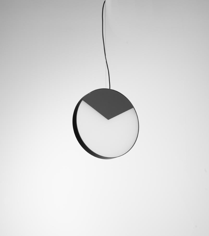 Lampada a sospensione MMM Moonlight S di MM Lampadari
Dimensioni: Ø 33 x H. 33 cm. 
Materiali: Vetro e metallo.

Disponibile in due diverse dimensioni. Tutte le nostre lampade possono essere cablate a seconda del Paese. Se viene venduto negli Stati