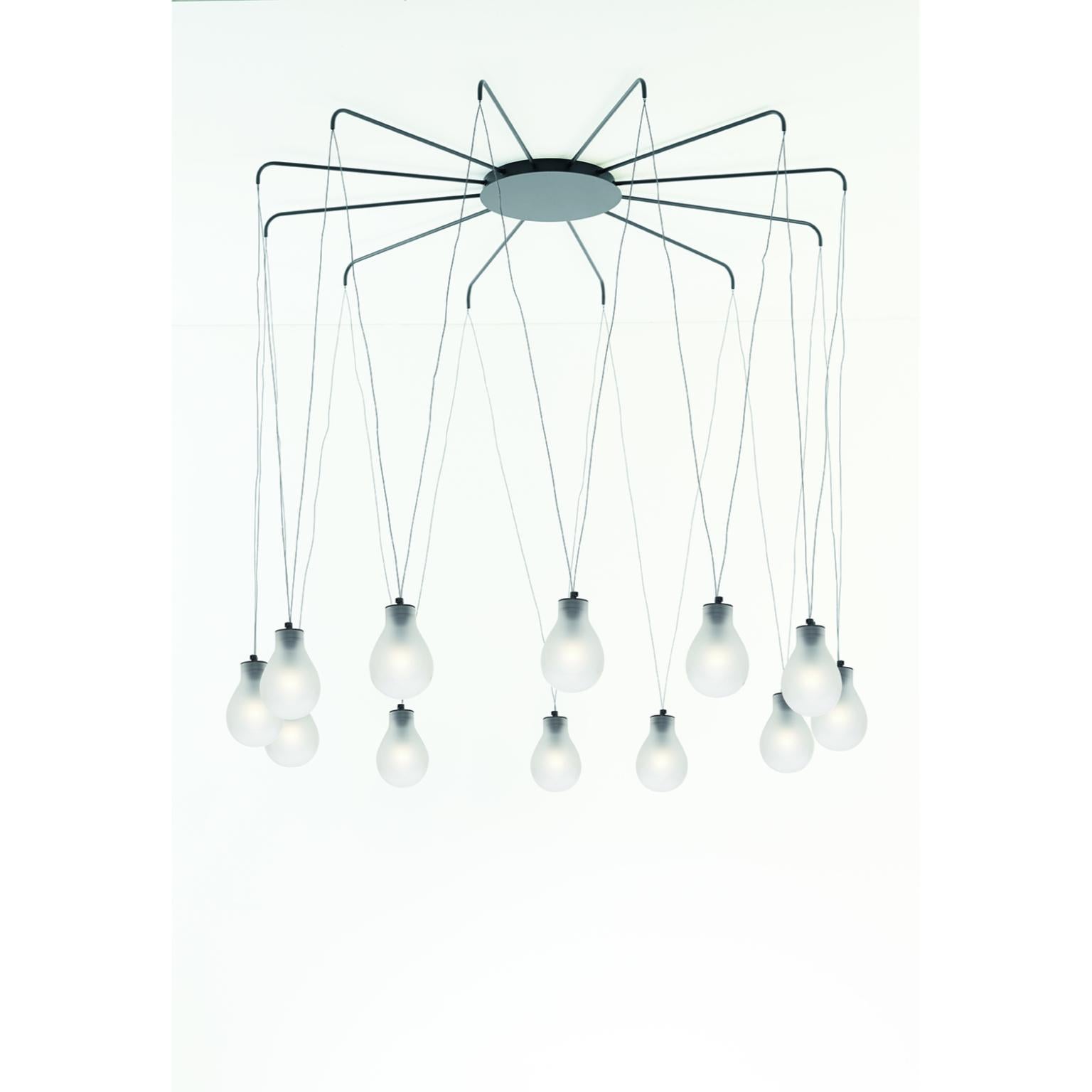 Lampada a sospensione in vetro smerigliato MMM Rain 12 di MM Lampadari
Dimensioni: P 145 x L 145 x H 130 cm. 
Materiali: Vetro e metallo.

Tutte le nostre lampade possono essere cablate a seconda del Paese. Se viene venduto negli Stati Uniti, sarà