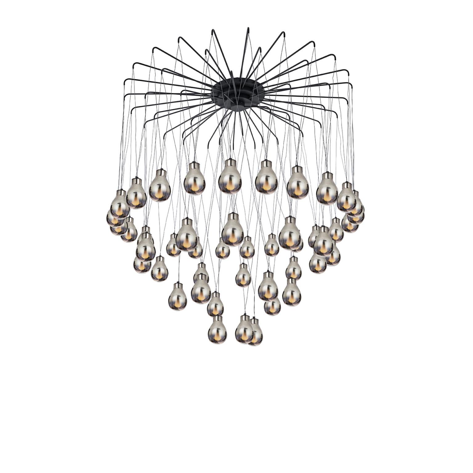 Lampada a sospensione in vetro smerigliato MMM Rain 45 di MM Lampadari
Dimensioni: D. 176 x L. 176 x H. 130 cm. 
Materiali: Vetro e metallo.

Tutte le nostre lampade possono essere cablate a seconda del Paese. Se viene venduto negli Stati Uniti,