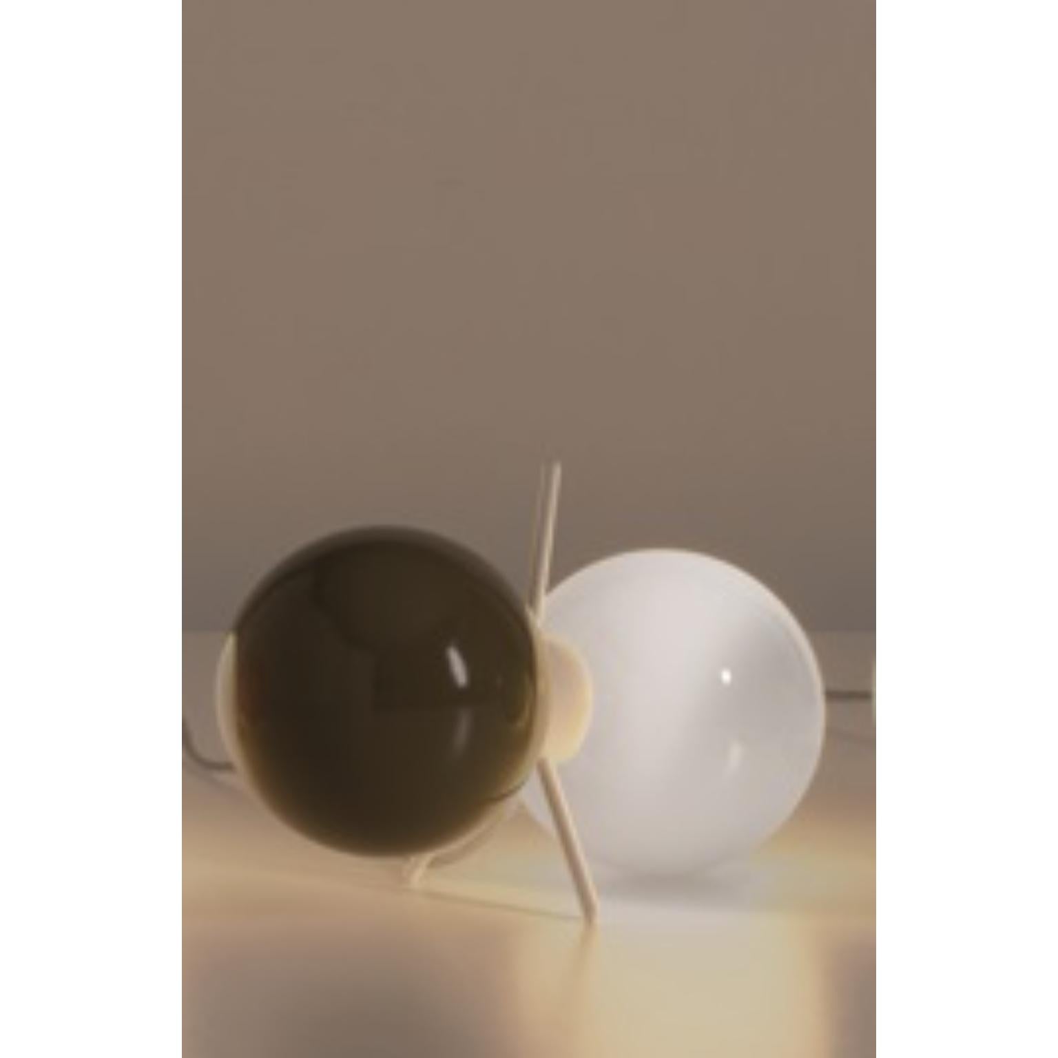 MMM Lámpara de Sobremesa Tiltlit de MM Lampadari
Dimensiones: Ø 16 x H 25 cm. 
Materiales: Metal y cristal.

Todas nuestras lámparas pueden cablearse según cada país. Si se vende a EE.UU., se cableará para ese país, por ejemplo. Póngase en contacto