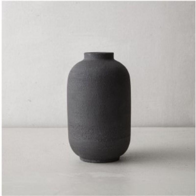 Mn Soliflor Vase by Josefina Munoz
Mn collection
Dimensions: H12 X D7,5 cm
Material: ceramics (black sandstone and transparent enamel) 

Available in: small, and medium, 

Ceramic handcrafted vases, glazed inside. This pieces of pure and