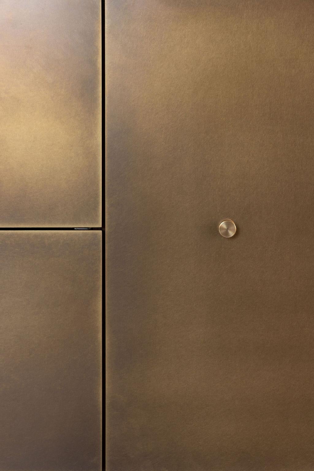 La credenza Mnemosyne è un mobile contenitore basso ed elegante, dotato di due ante e due cassetti con chiusura ammortizzata. Può essere utilizzata come credenza o come panca. L'involucro esterno è in acciaio annerito a mano, con una texture e un