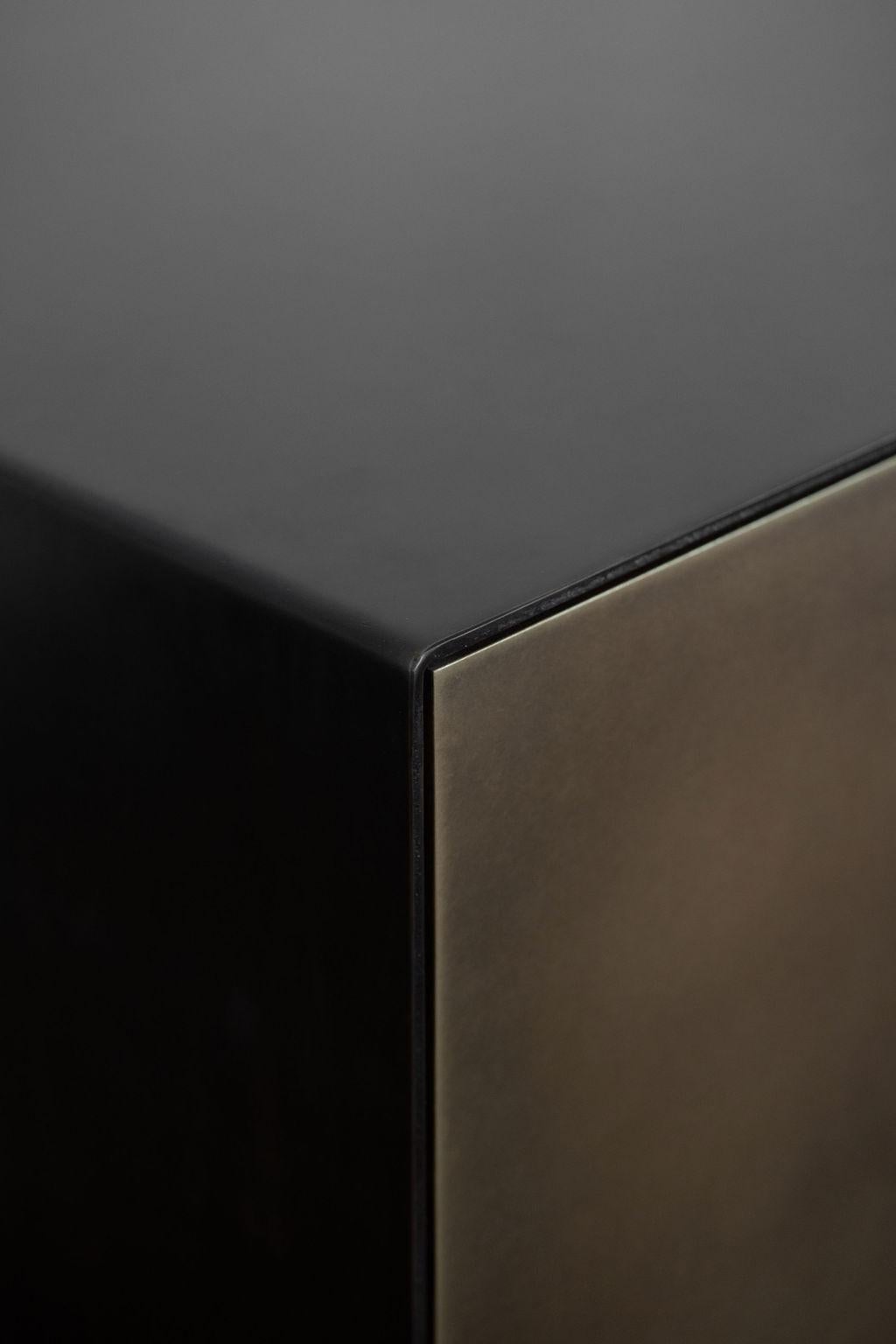 Mnemosyne Credenza in acciaio annerito, ottone e noce In condizioni Nuovo in vendita a Indianapolis, IN