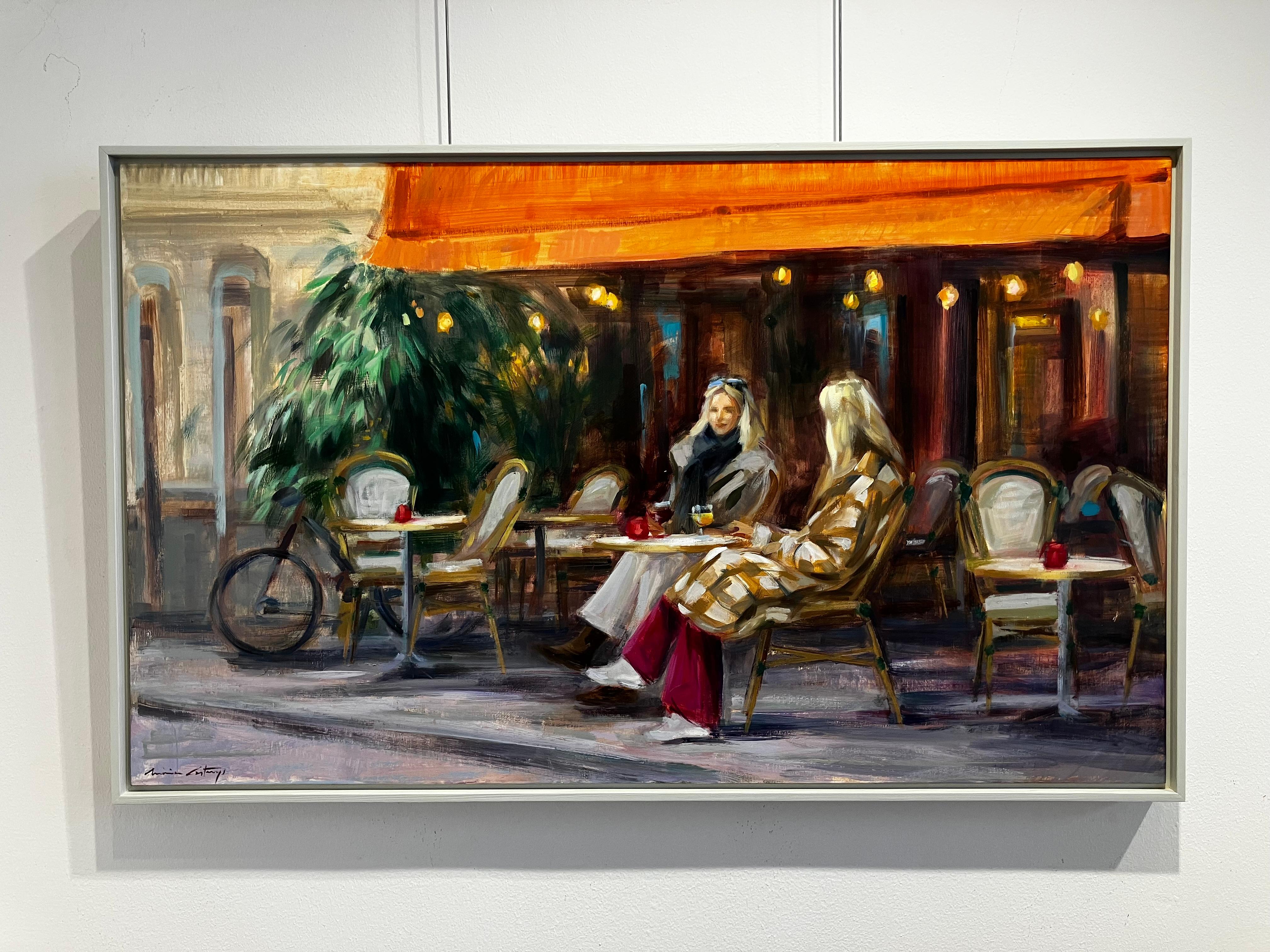 Catching Up'' Zeitgenössisches Ölgemälde von zwei Frauen auf einer Herbstterrasse – Painting von Mònica Castanys