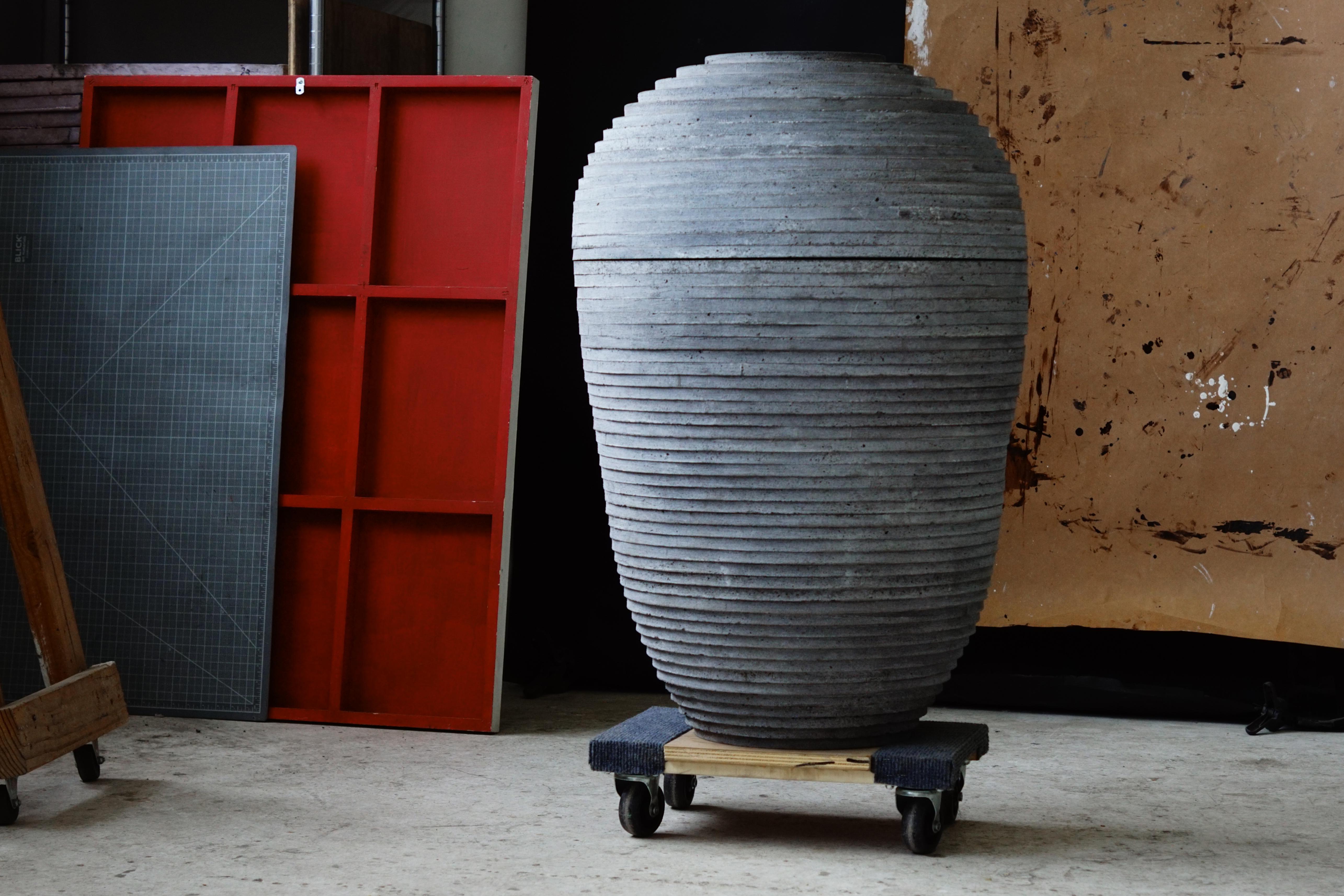 All'incrocio tra arte, artigianato e design, la collezione di debutto di Concrete Poetics, composta da mobili e accessori scultorei in cemento fuso a mano, presenta forme visivamente intriganti e dinamiche che contrappongono la densità del