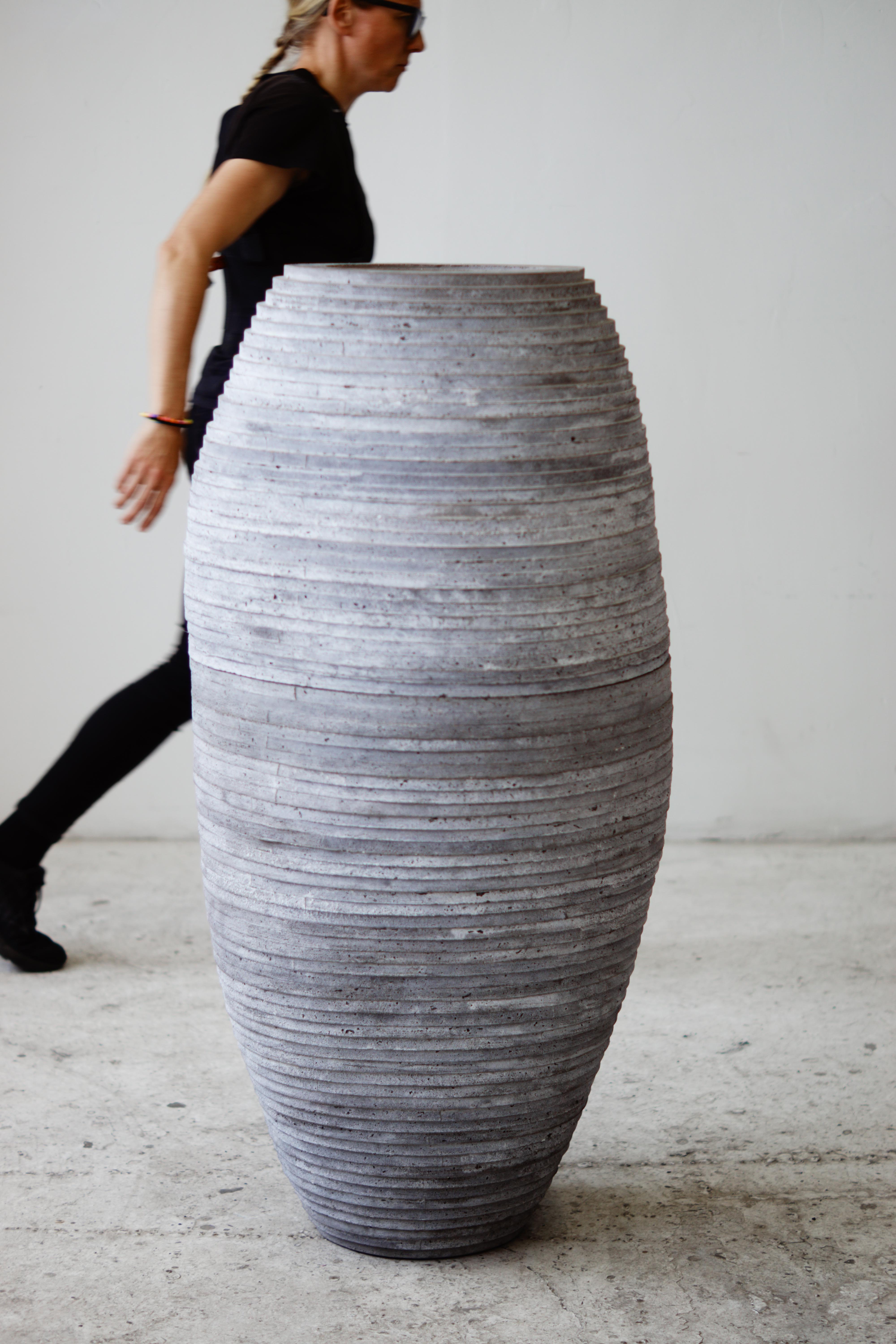 Vaso fuso a mano con apertura conica. Può essere utilizzato per le piante, per le composizioni floreali in stile Ikebana o come oggetto scultoreo. È adatto per l'uso interno ed esterno.  

All'incrocio tra arte, artigianato e design, la collezione