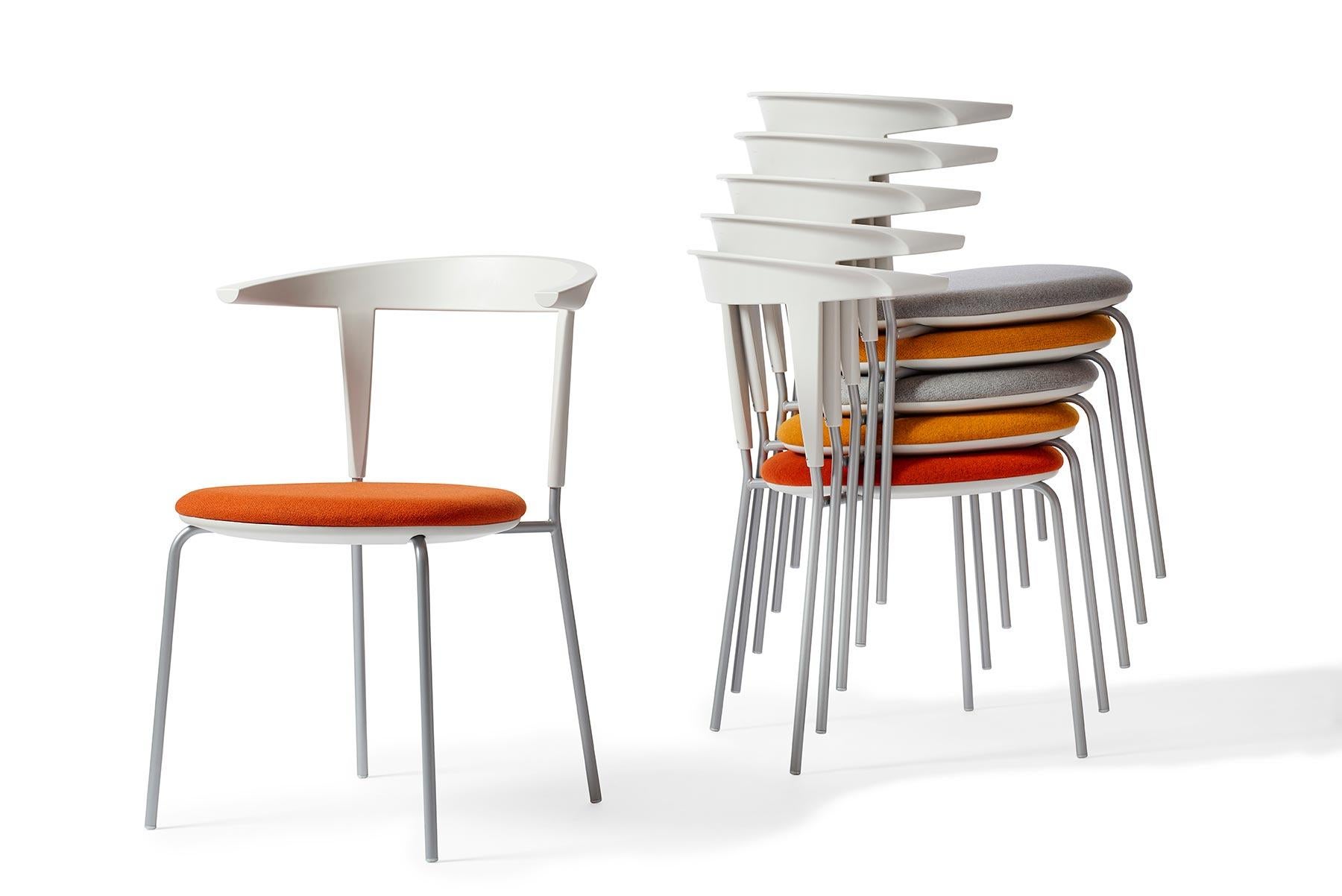 Dieses innovative Design, das 2015 von O + M Design entworfen wurde, besteht aus einem Stahlrahmen mit adaptivem Kunststoffträger. Eine geschwungene Rückenlehne und ein gepolsterter Sitz bieten Komfort. Stapelbar. Der Stuhl wird in der GETAMA-Fabrik