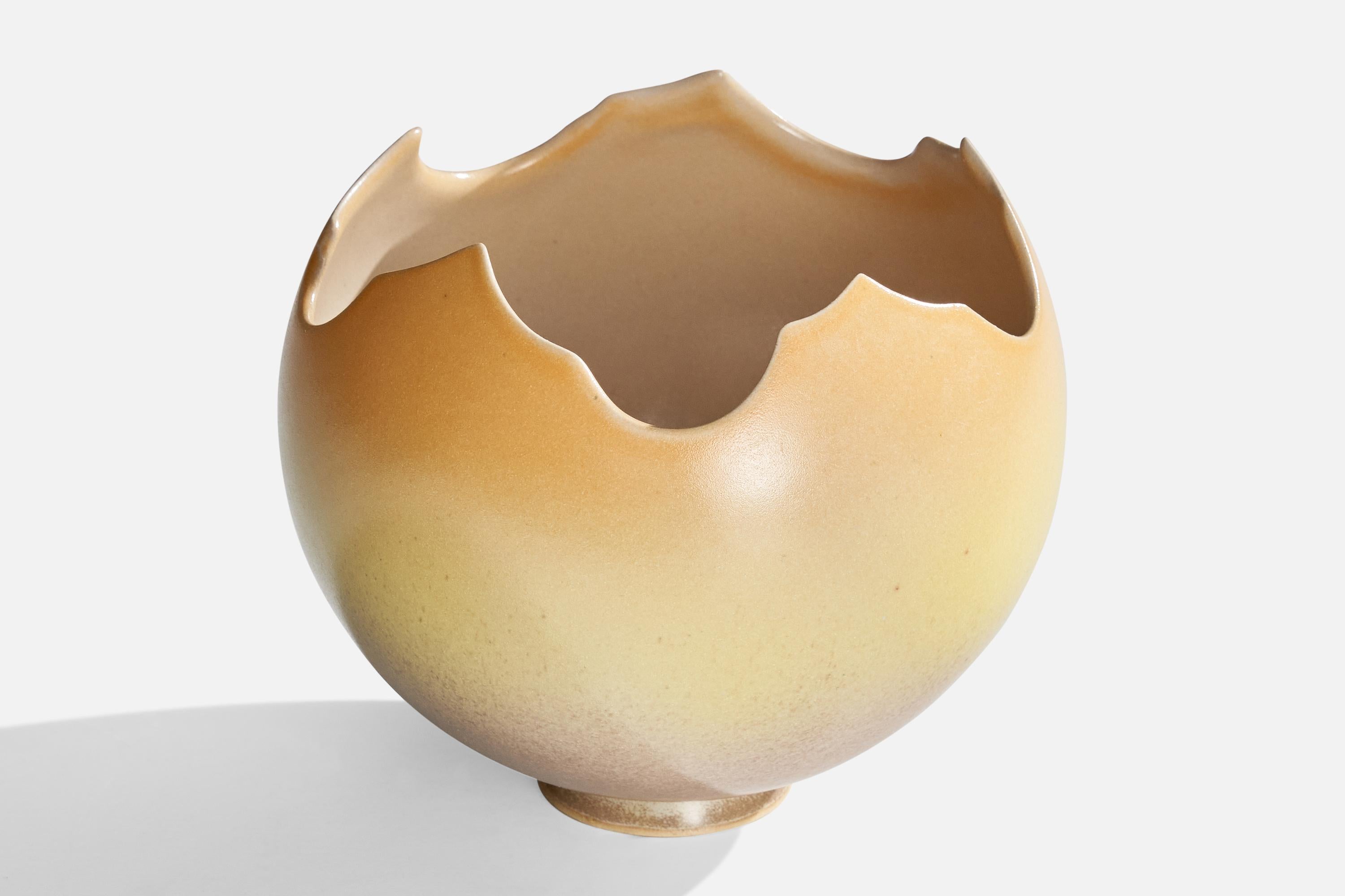 Vaso in ceramica smaltata gialla progettato e prodotto da Moa Rudebert, Svalbo, Svezia, anni '90 circa.

