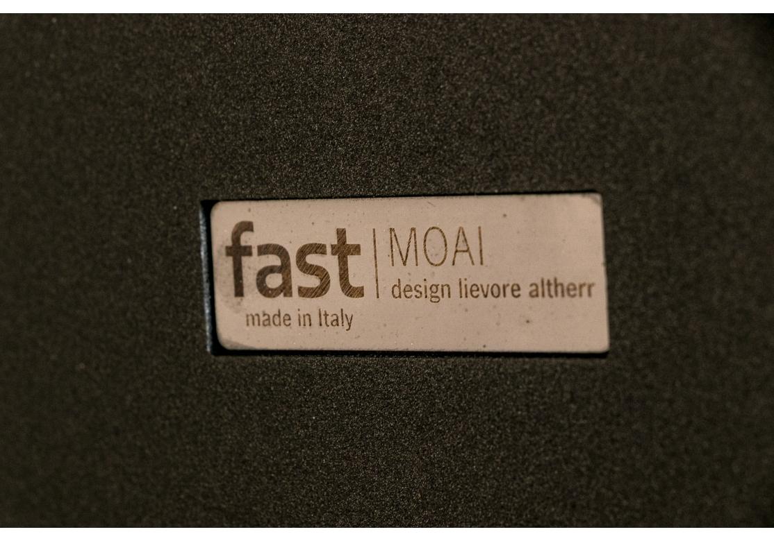 MOAI Italienischer Runder Esstisch & 6 MOAI Stapelbare Zebra Stühle (21. Jahrhundert und zeitgenössisch) im Angebot