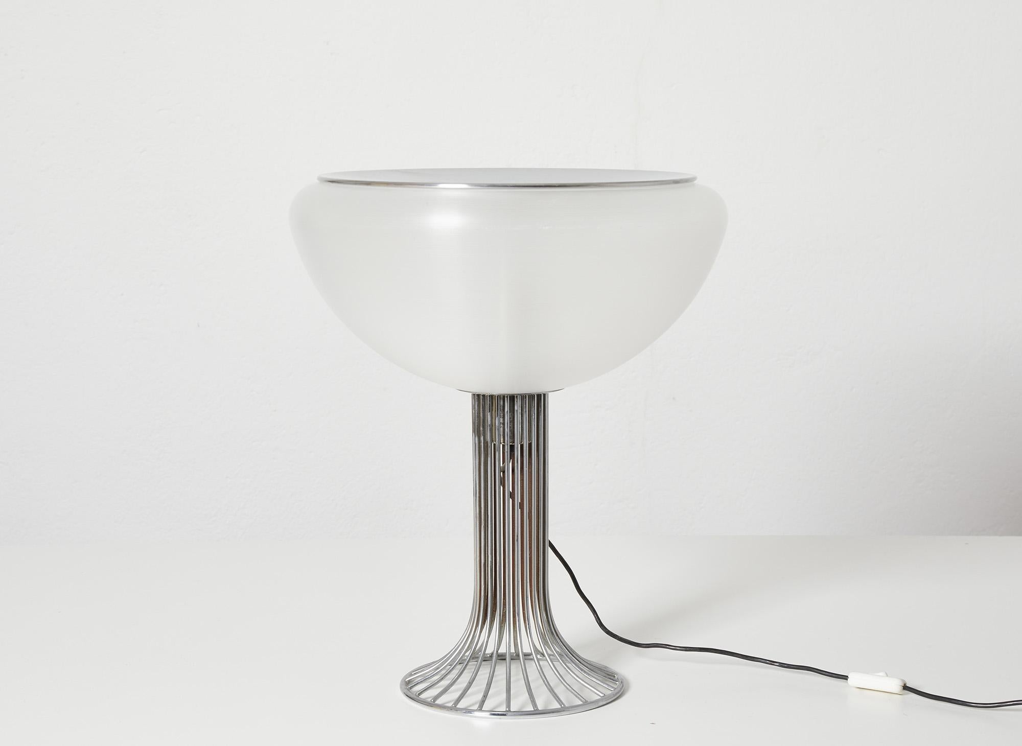 Lampe de table Moana conçue par Luigi Massoni vers 1968

Produit par D&H (Design/One) Guzzini, Italie 1968

Base et structure en forme de tulipe en fil métallique chromé avec abat-jour en métacrylate et diffuseur en métal chromé.

La structure