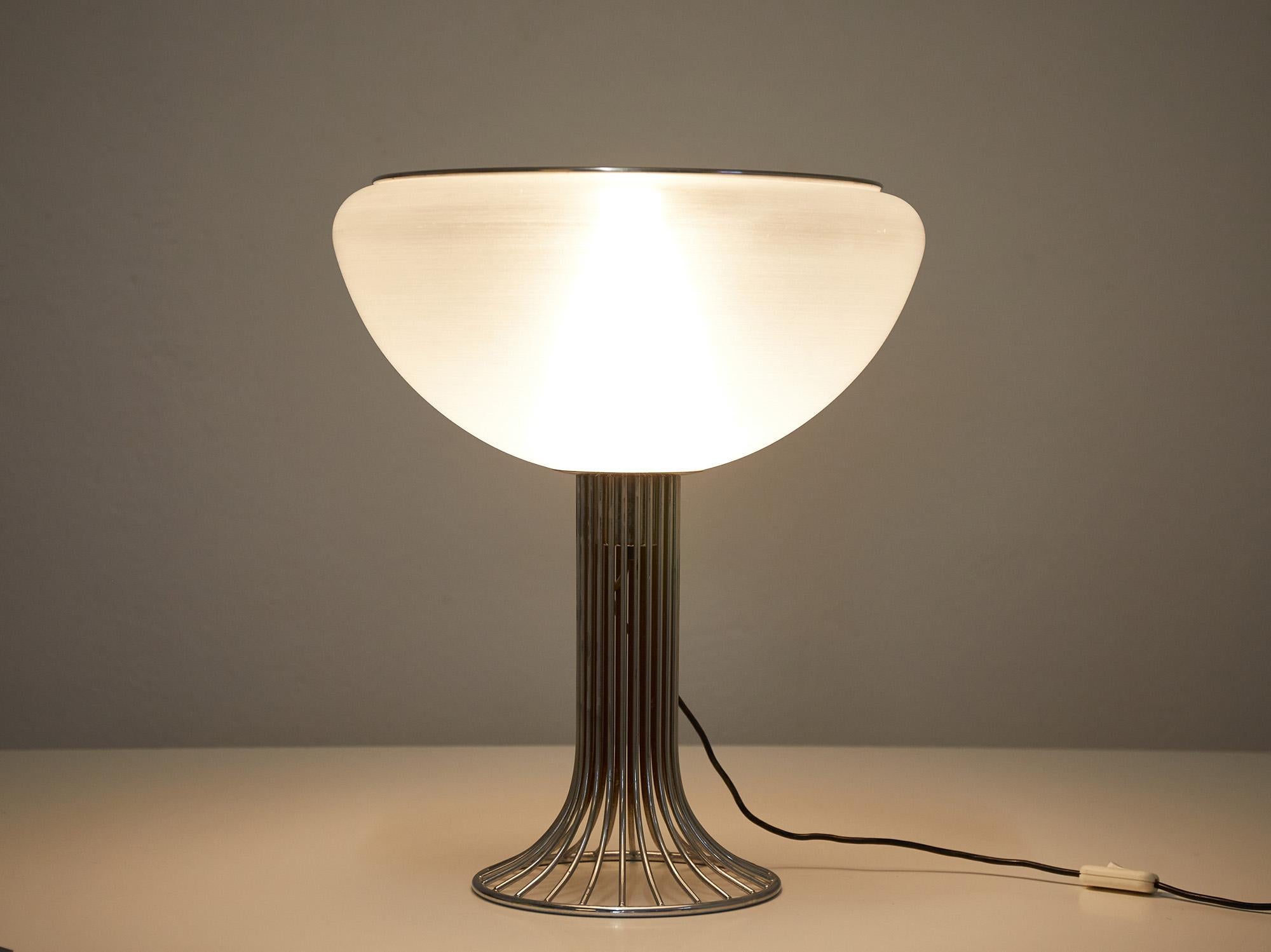 Lampe de table/de sol Moana en métal chromé de Luigi Massoni pour DH Guzzini, Italie 1970 Bon état - En vente à Renens, CH