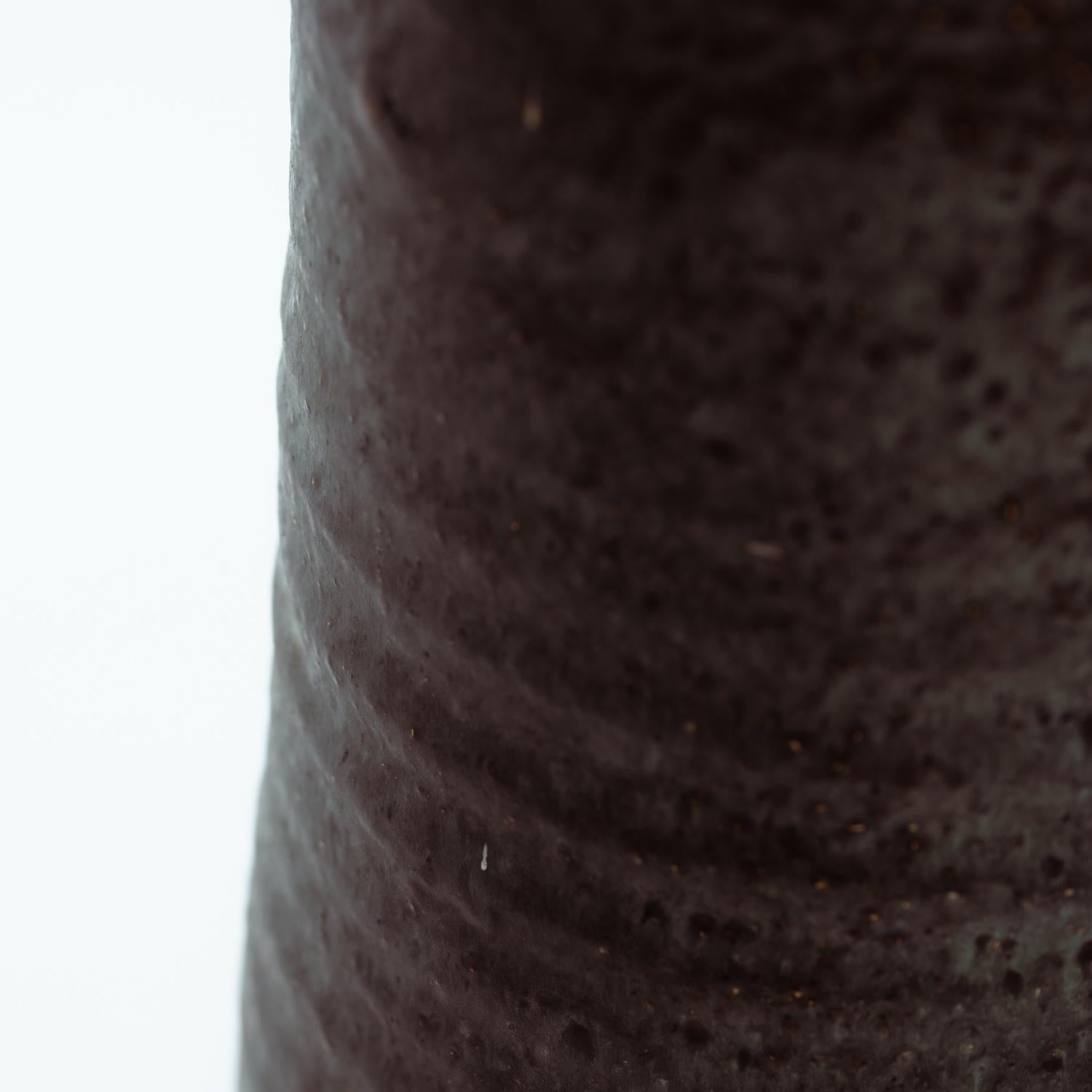 Dutch green pottery Mobach brutalist large vase, The Netherlands, 1970s For Sale 1