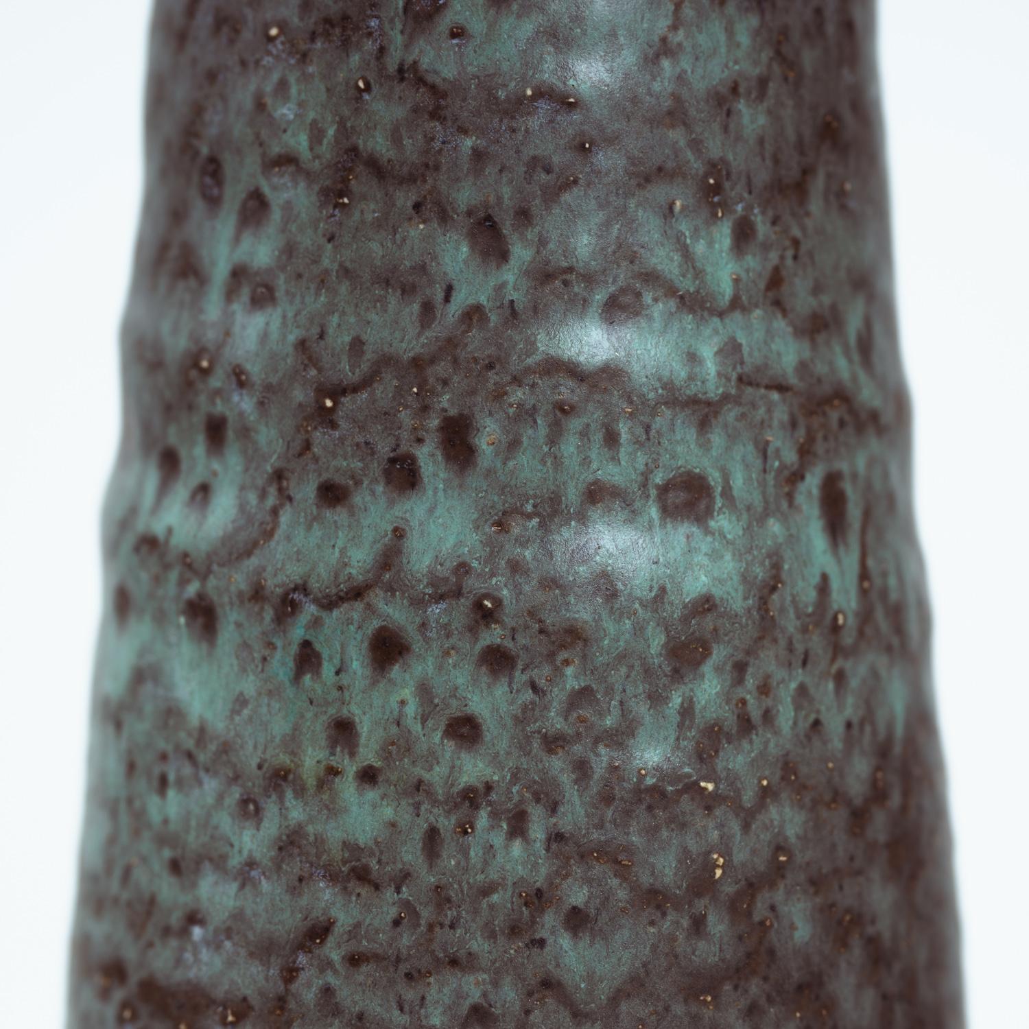 Dutch green pottery Mobach brutalist large vase, The Netherlands, 1970s For Sale 2