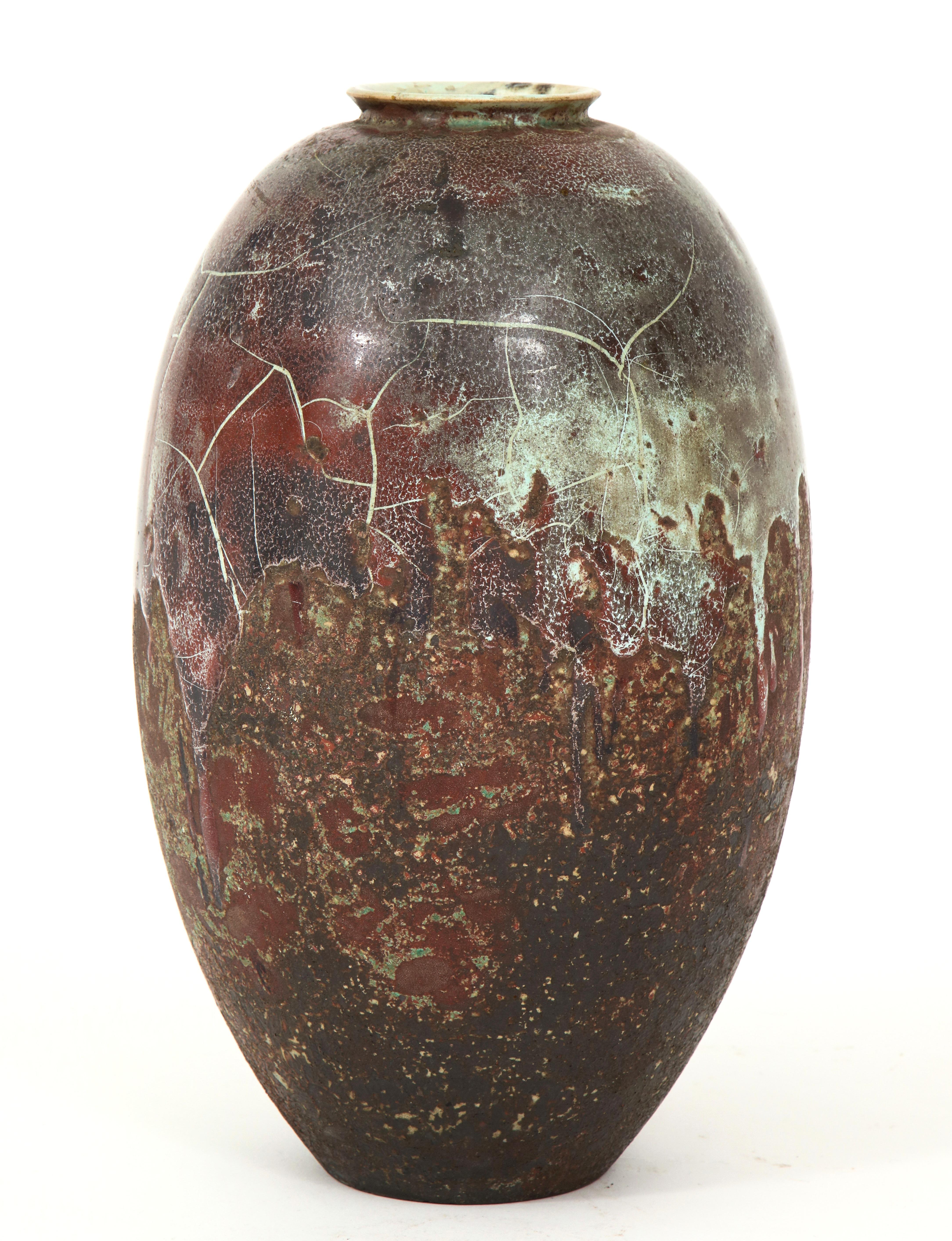 Rare vase ovoïde en céramique hollandaise fabriqué à la main par Mobach vers la fin de l'année 1931. Incroyables gradations de couleurs mouchetées allant d'un glaçage vert pâle à différentes nuances de marrons, ce qui s'appelle un Bouke Mobach. Il