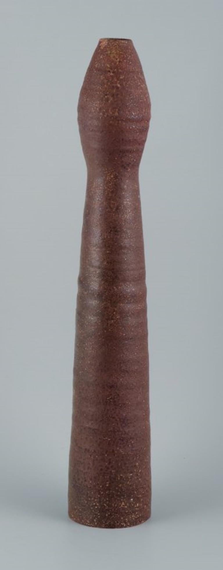 Mobach, Pays-Bas, grand vase unique en céramique.
Vase haut et fin dans les tons bruns.
1960/70s.
En parfait état.
Marqué Mobach et signature indistincte de l'artiste.
Dimensions : H 56,0 x P 10,0 cm : H 56,0 x D 10,0 cm.