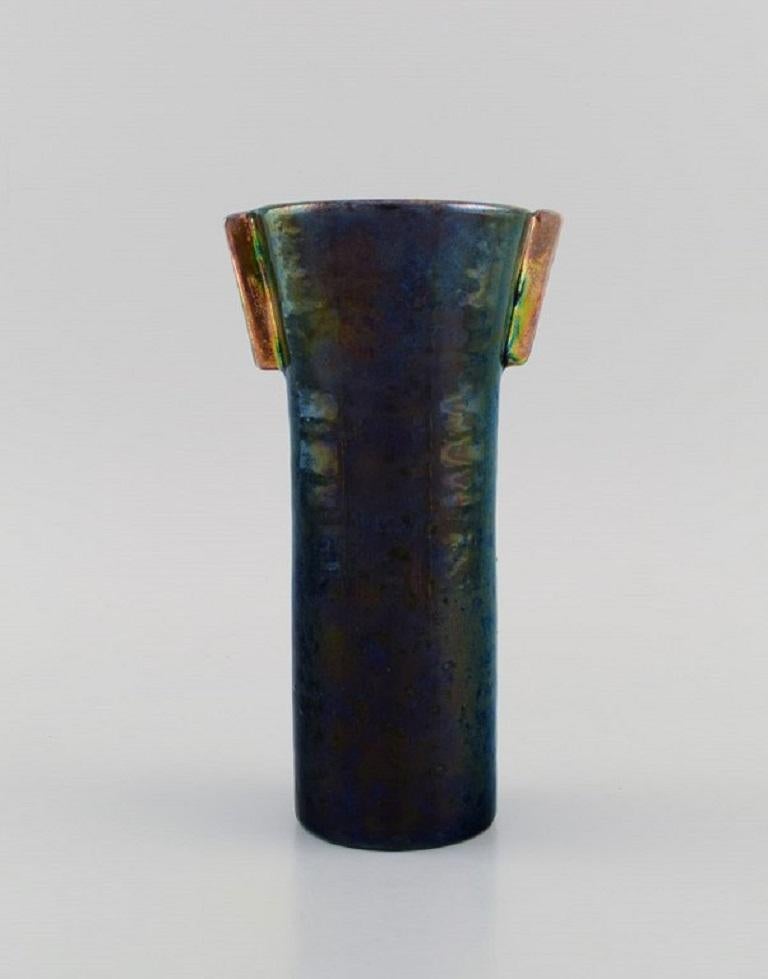 Mobach, Holland. Unique vase in glazed ceramics. Beautiful luster glaze. 1920s / 30s.
Measures: 19 x 10.3 cm.
In excellent condition.
Stamped.