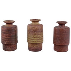 Mobach, Paesi Bassi, tre vasi unici in ceramica smaltata.