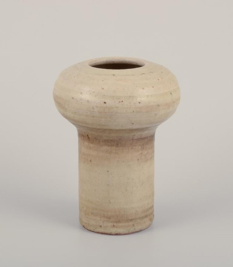 Mobach, Netherlands, two unique vases in glazed ceramic. Glaze in light tones.
1960s/70s.
In excellent condition with natural crazing.
Signed.
Large: H 15.0 cm x D 11.0 cm.
Small: D 9.5 cm x H 7.5 cm