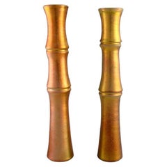Mobach, Niederlande, zwei einzigartige, schlanke Vasen aus glasierter Keramik