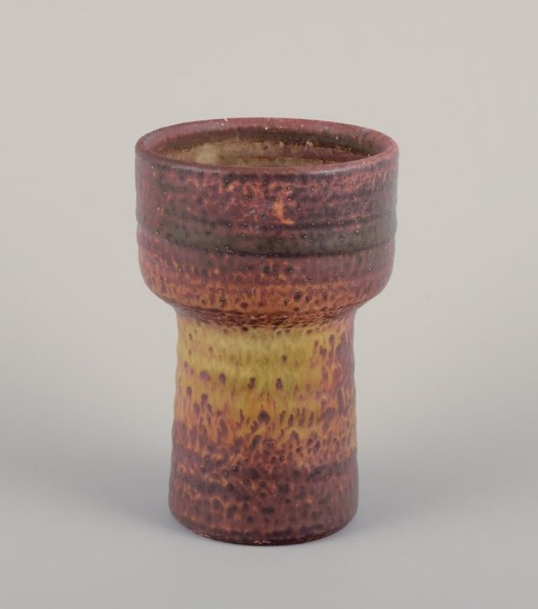 Mobach, Paesi Bassi, due vasi unici. Smalto nei toni del marrone-verde. 
Il vaso alto ha una superficie lucida.
Anni '60/'70.
In ottime condizioni. Il vaso alto presenta delle screpolature dovute al processo di produzione.
Contrassegnato.
Il più