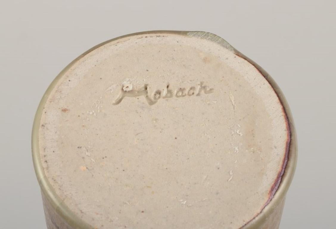 Ceramica Mobach, Paesi Bassi, due vasi unici. Smalto nei toni del marrone-verde. in vendita