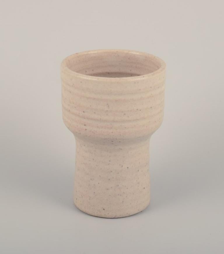 Mobach, Netherlands, two unique vases in glazed ceramic. Glaze in light tones.
1960s/70s.
In perfect condition.
Signed.
Large: H 14.0 cm x D 9.5 cm.
Small: H 11.0 cm x D 9.5 cm.