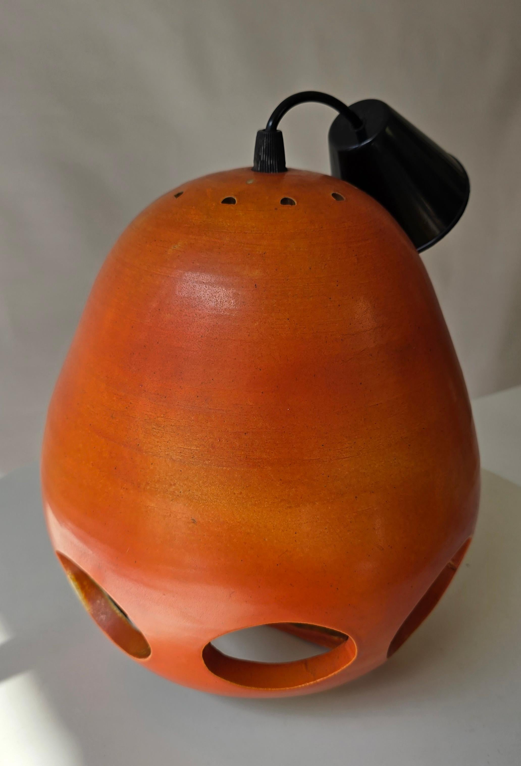 Ciondolo in ceramica traforata arancione Mobach, metà secolo moderno olandese in vendita 11