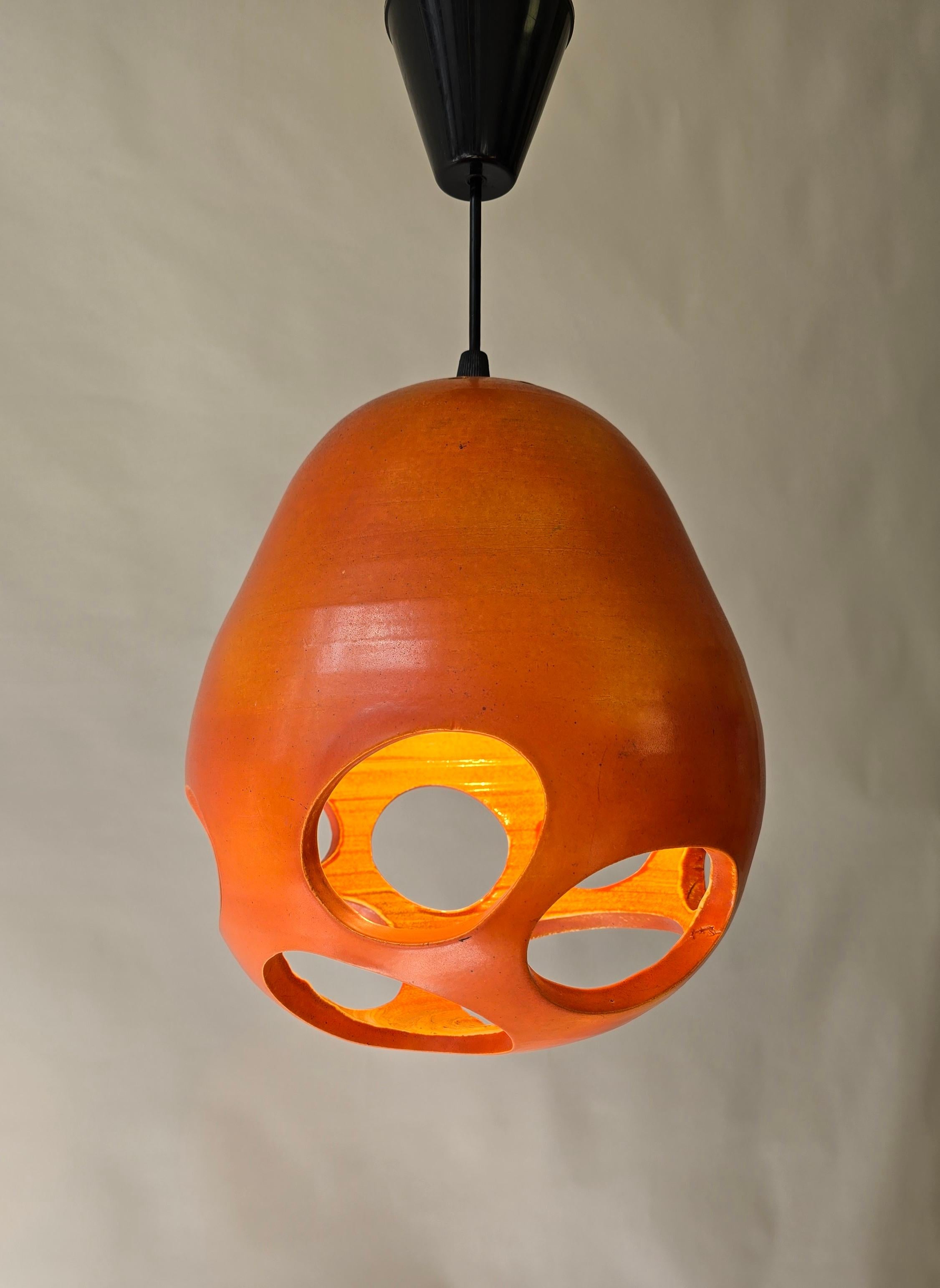 Mid-Century moderno Ciondolo in ceramica traforata arancione Mobach, metà secolo moderno olandese in vendita