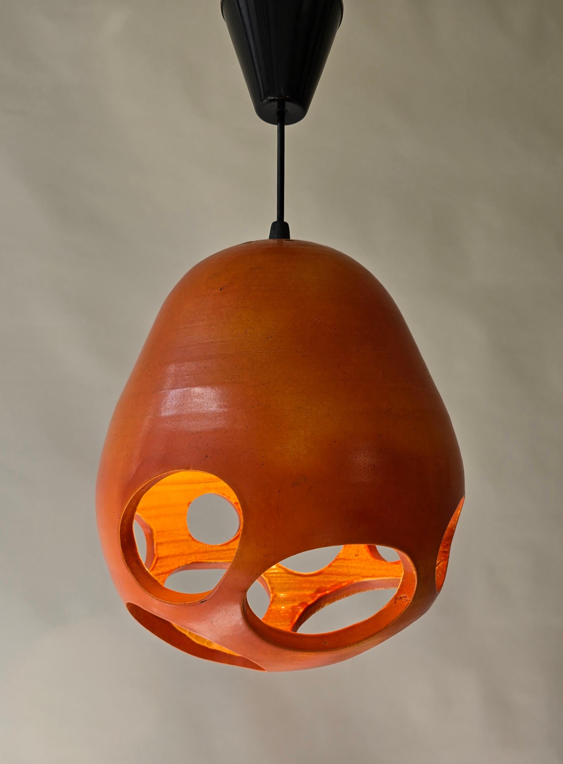 Olandese Ciondolo in ceramica traforata arancione Mobach, metà secolo moderno olandese in vendita