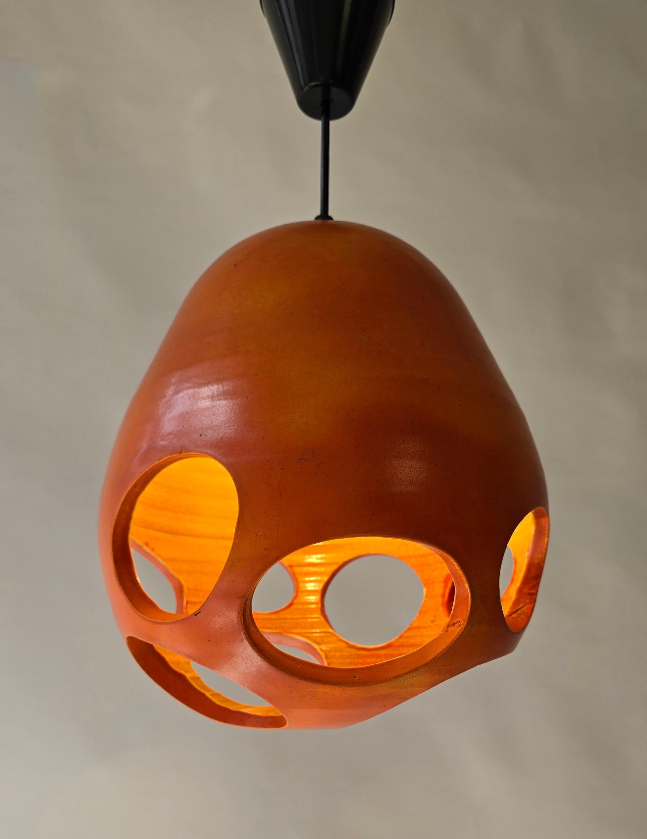 Ciondolo in ceramica traforata arancione Mobach, metà secolo moderno olandese In condizioni buone in vendita a Antwerp, BE