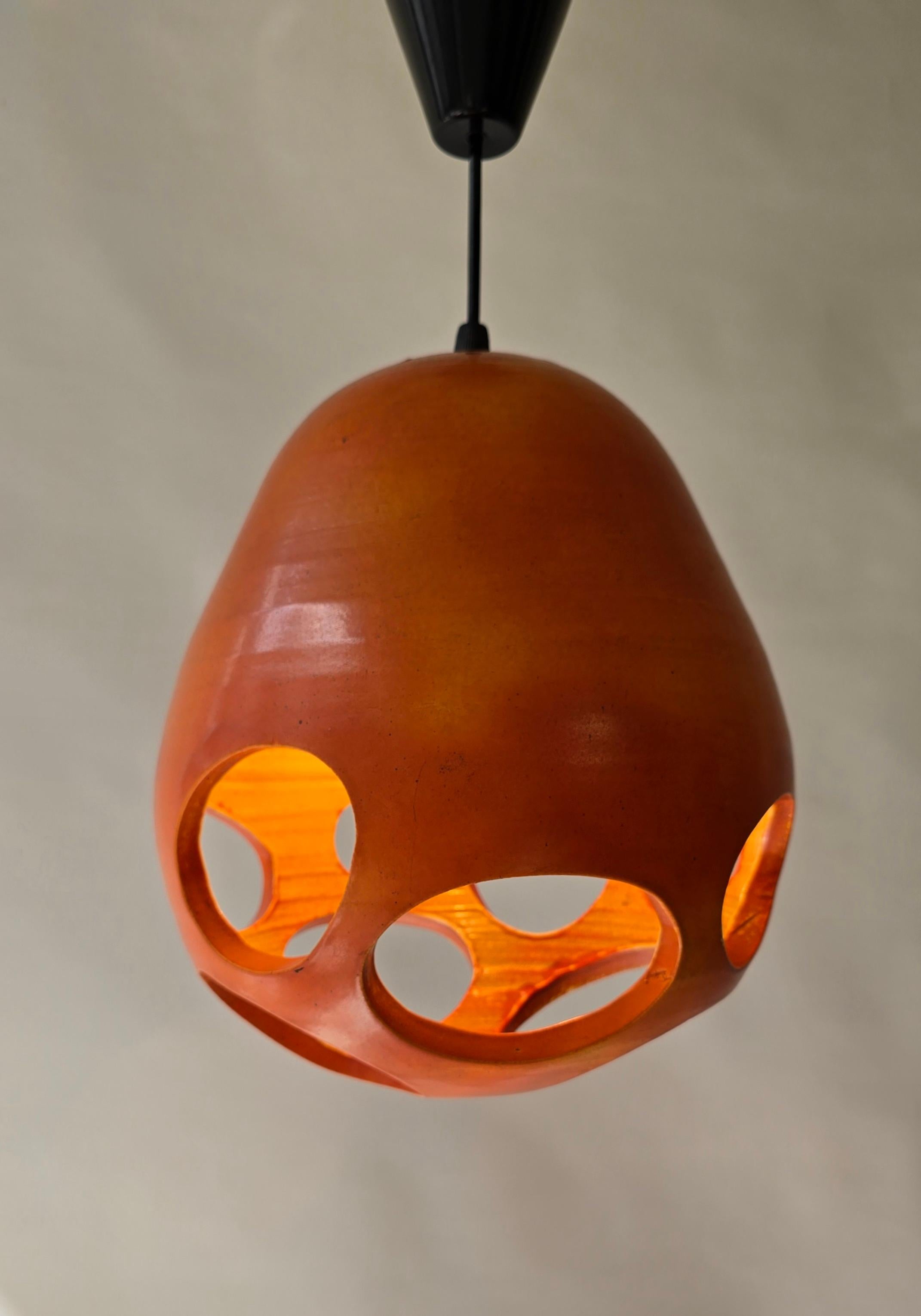 XX secolo Ciondolo in ceramica traforata arancione Mobach, metà secolo moderno olandese in vendita