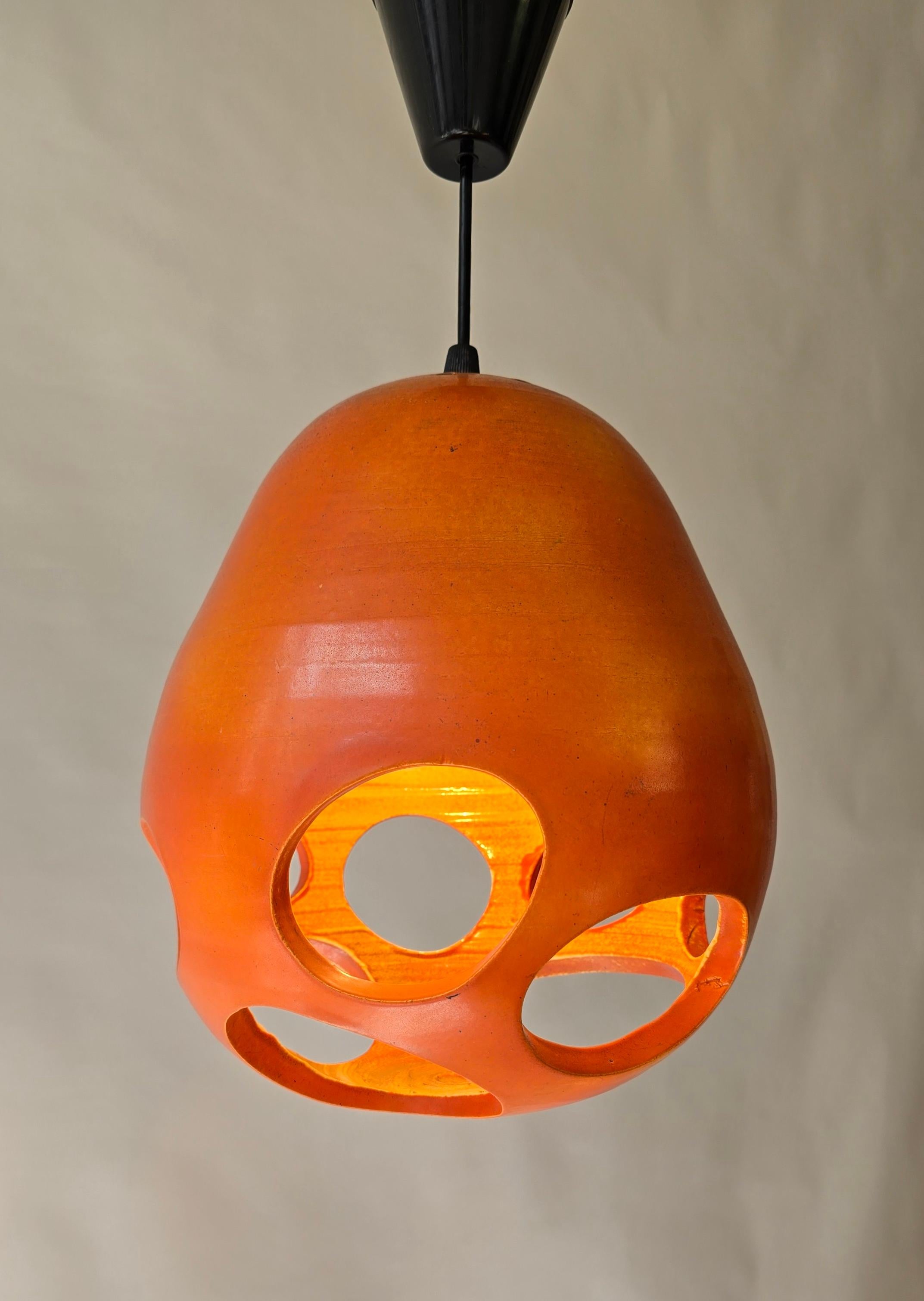 Ceramica Ciondolo in ceramica traforata arancione Mobach, metà secolo moderno olandese in vendita