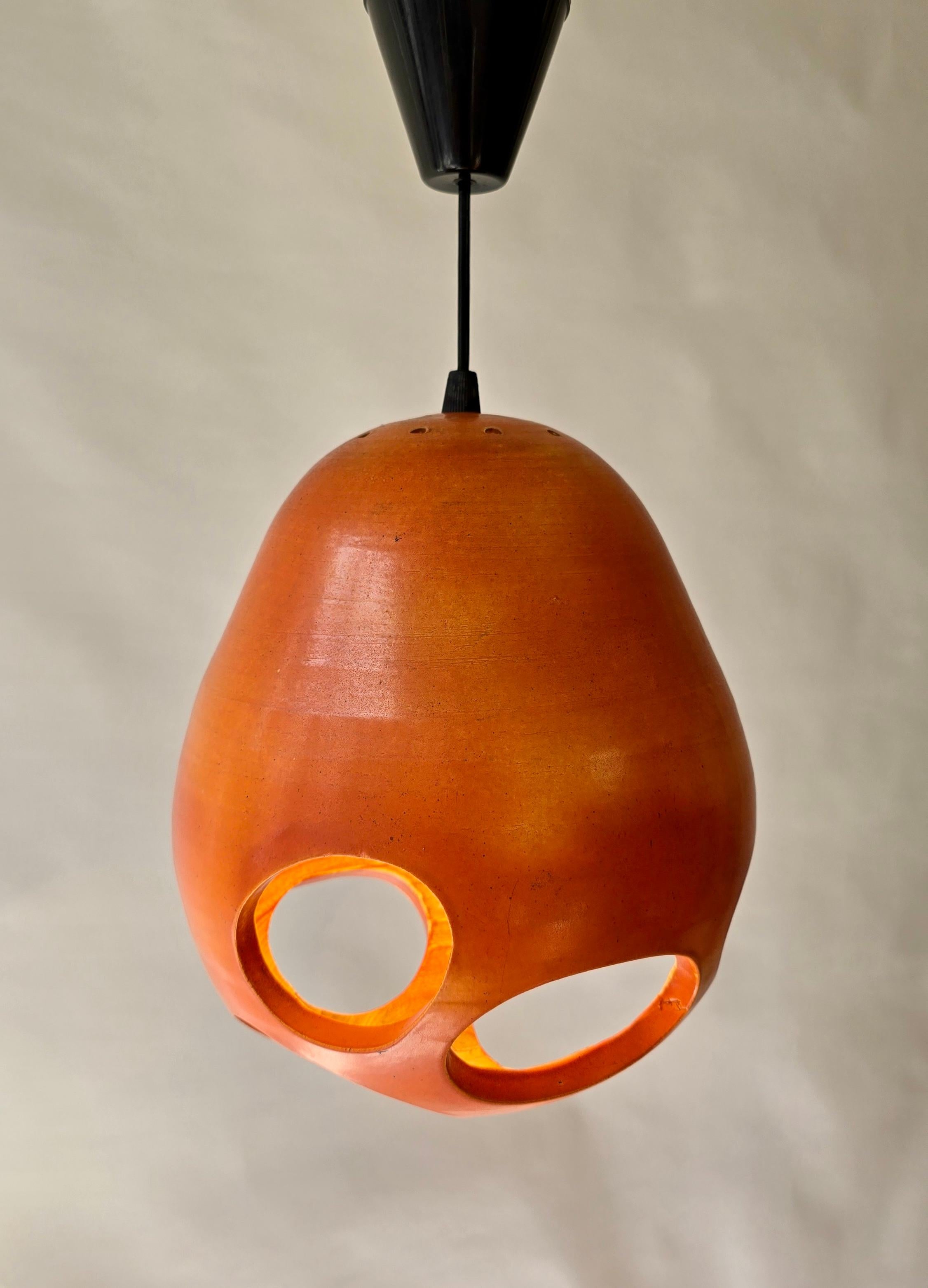 Ciondolo in ceramica traforata arancione Mobach, metà secolo moderno olandese in vendita 1