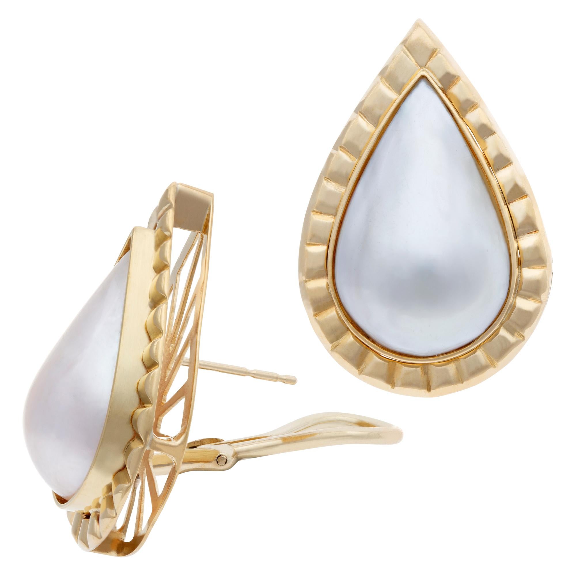 Boucles d'oreilles en or 18 carats côtelé avec perles Mobe en forme de poire encadrées d'Oméga Excellent état - En vente à Surfside, FL