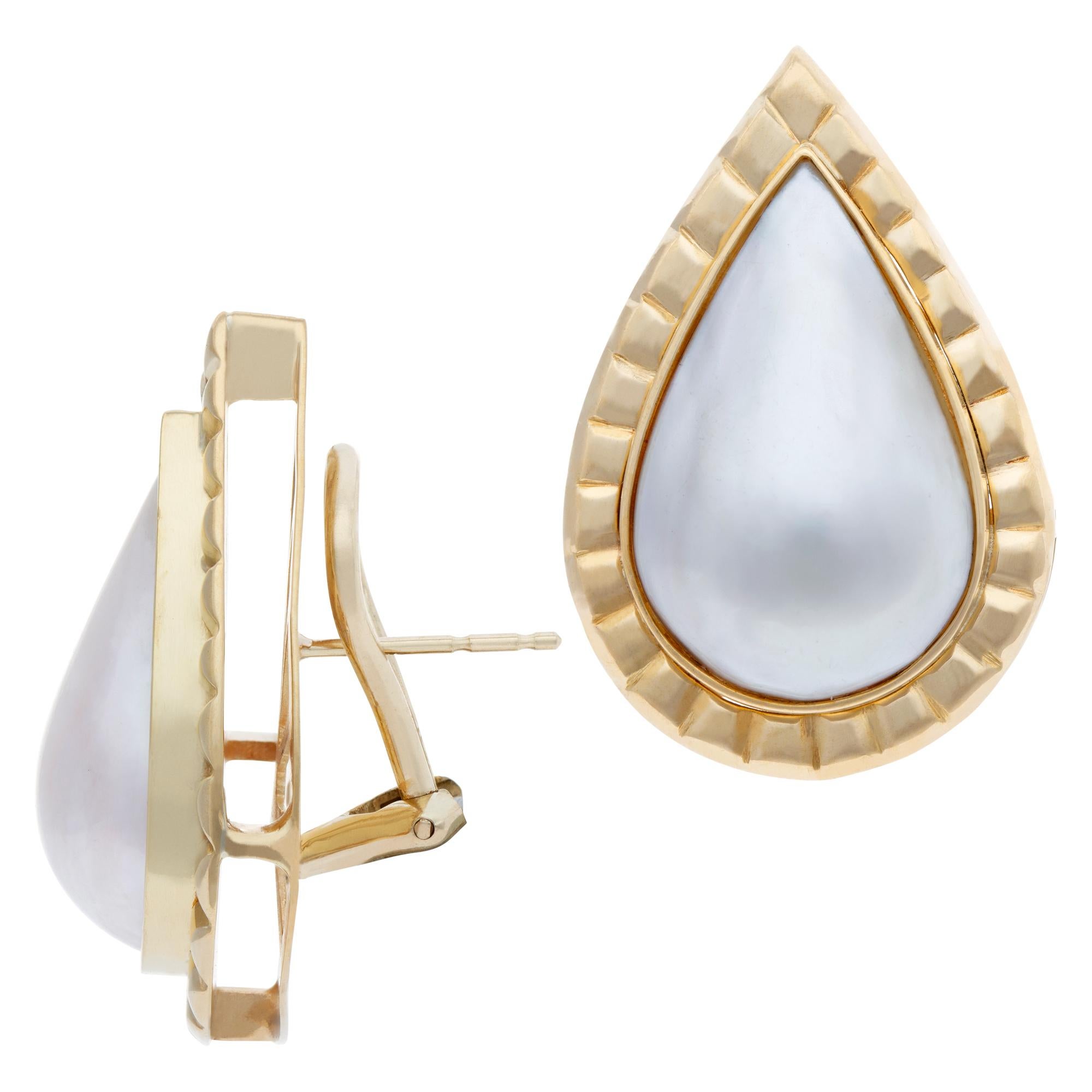 Boucles d'oreilles en or 18 carats côtelé avec perles Mobe en forme de poire encadrées d'Oméga Pour femmes en vente