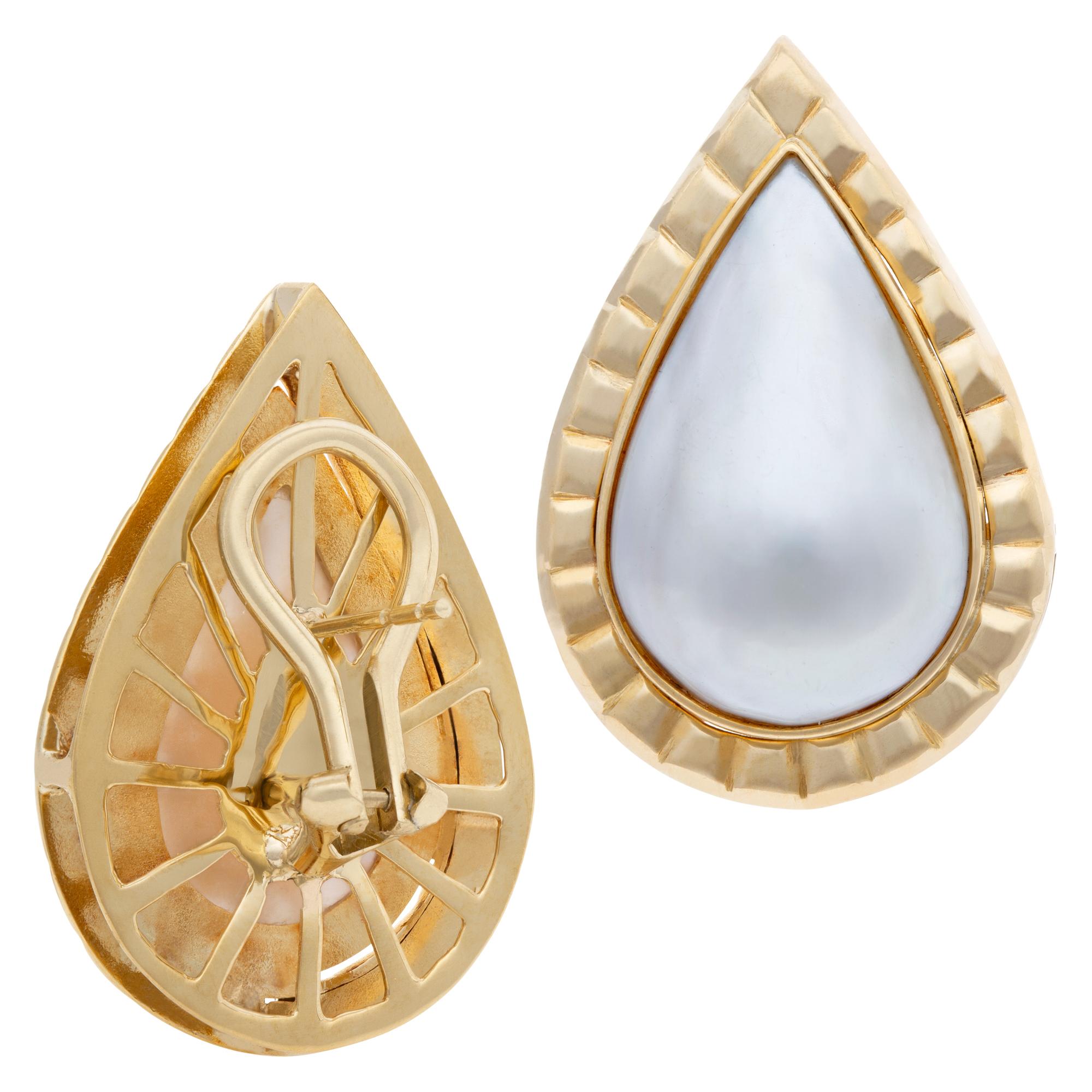 Boucles d'oreilles en or 18 carats côtelé avec perles Mobe en forme de poire encadrées d'Oméga en vente 1