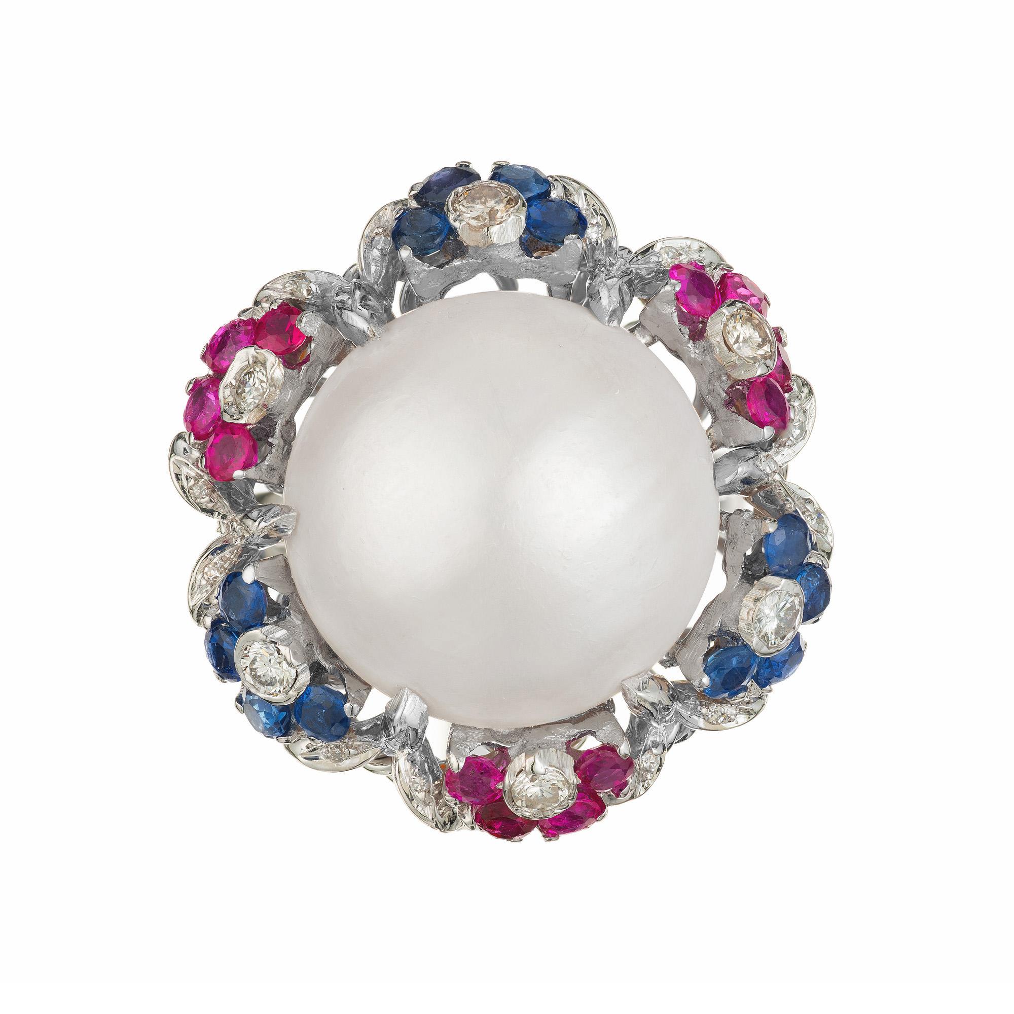 Mobe Perla Diamante Zafiro Rubí Halo Anillo de cóctel de oro blanco de mediados de siglo