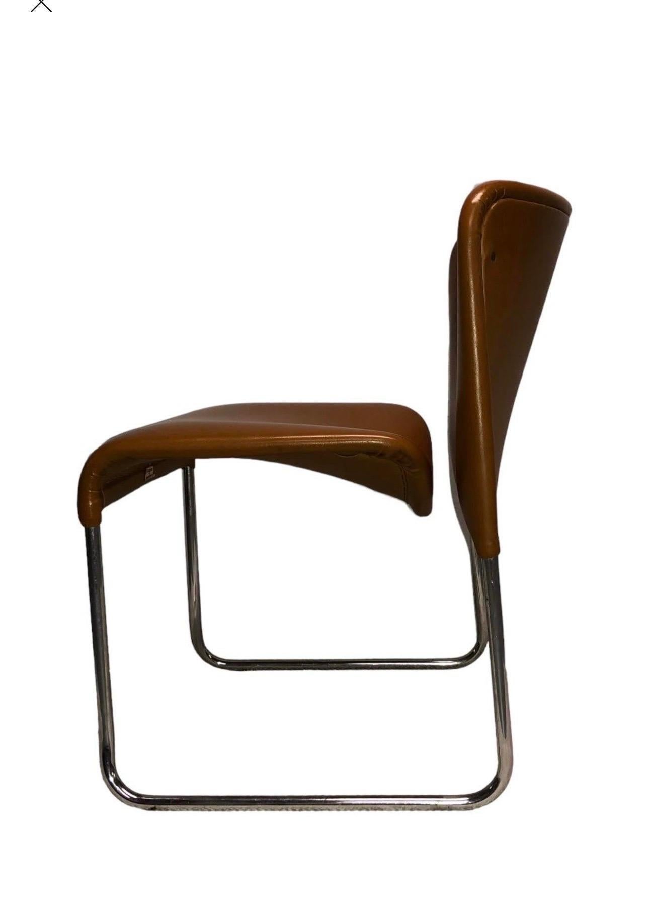 Un set di sei (6) sedie da pranzo disegnate da Marcello Cuneo per Mobel Italia provenienti dallo showroom Stendig di New York.

Italia, circa 1970.

Struttura a sbalzo cromata con rivestimento originale in Naugahyde Cognac.  

Il prezzo include la