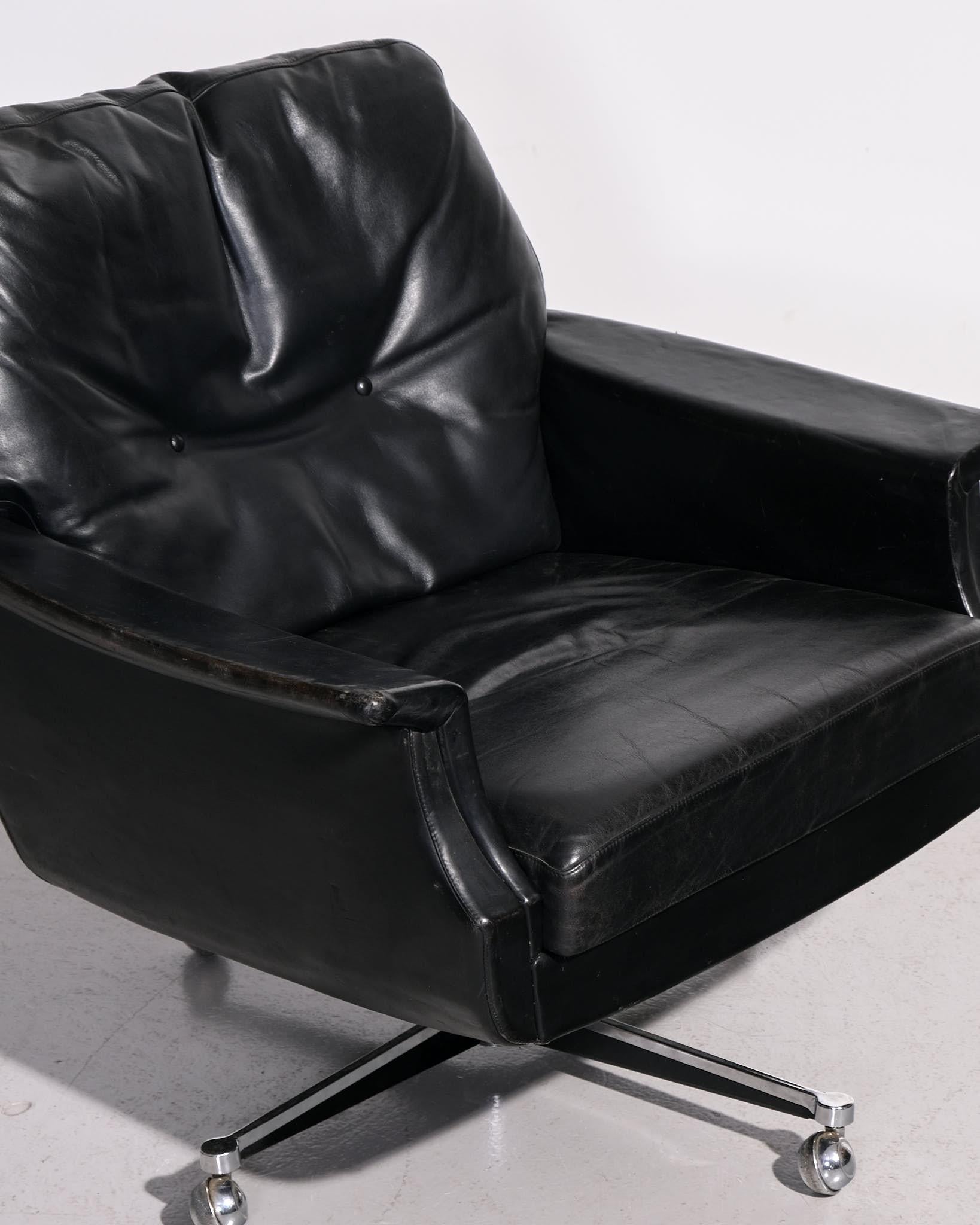 Swivel base armchair by Möbel Mann, made in Germany in the 1960s.
Chrome plated steel legs and base with a really nice black leather upholstery. Original leather and metal wheels. Would make a fantastic addition to any interior with its timeless
