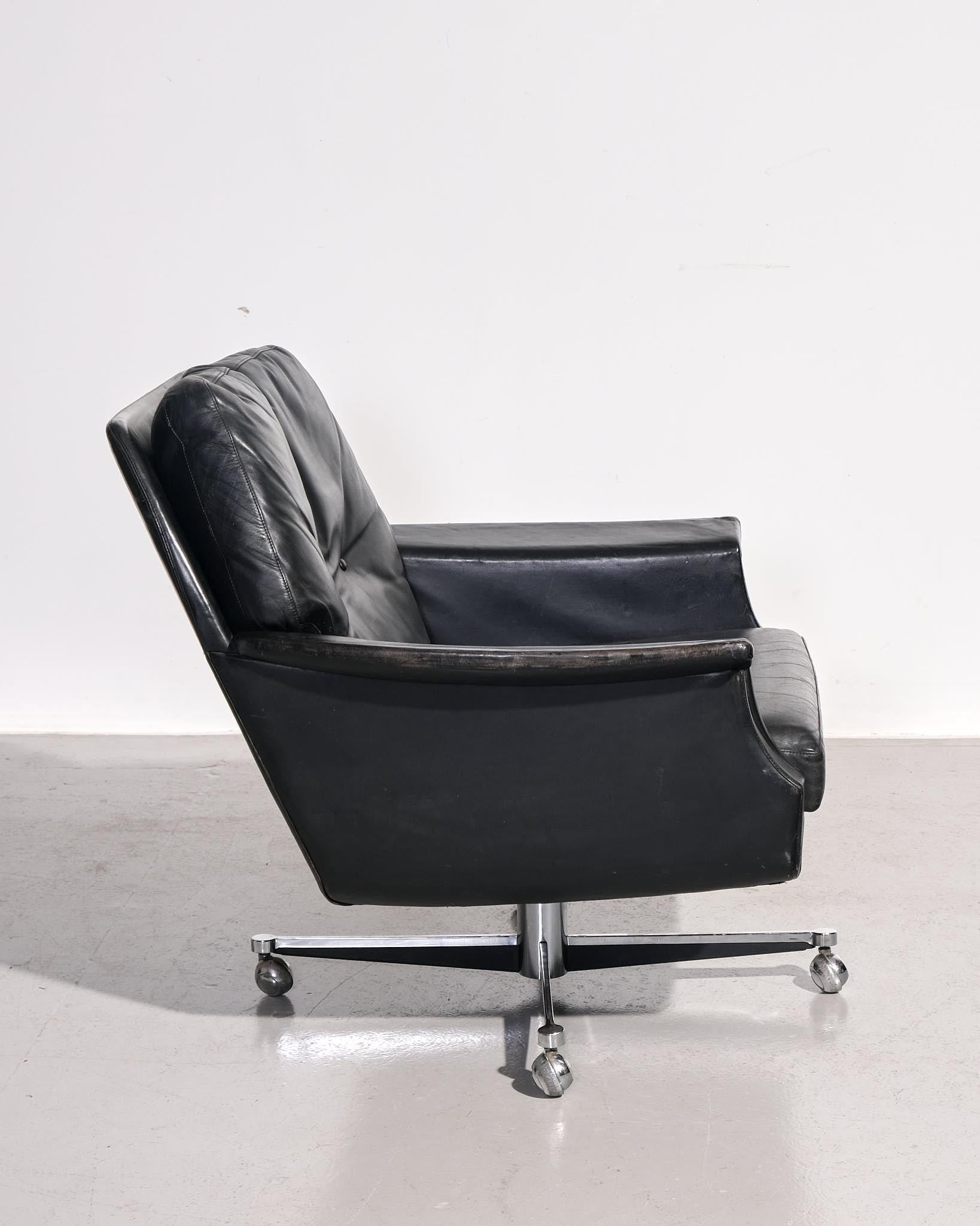 Mid-Century Modern Möbel Mann Swivel Base Armchair For Sale