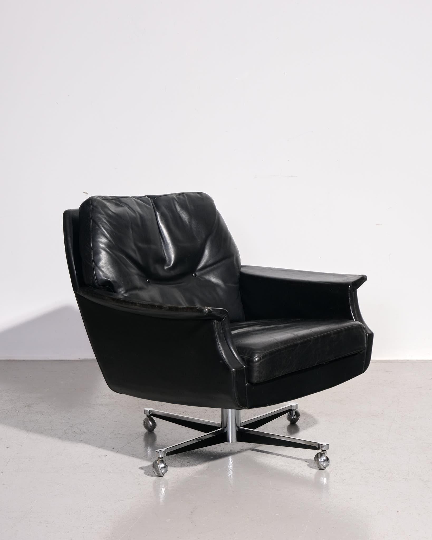 Möbel Mann Swivel Base Armchair In Excellent Condition For Sale In London, GB