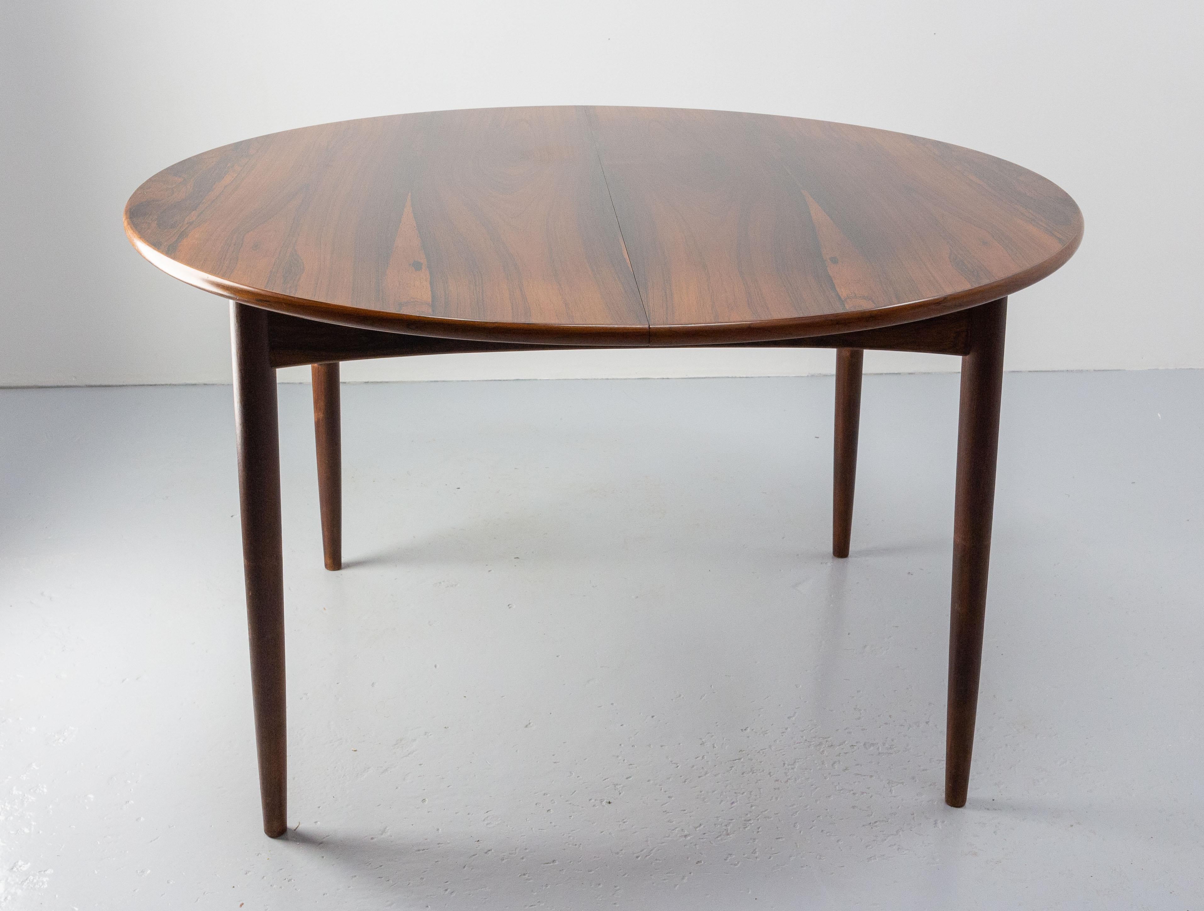  Mobelfabrik Round Dining Extending Table, Red Exotic Wood, Denmark 1960 In Good Condition In Labrit, Landes