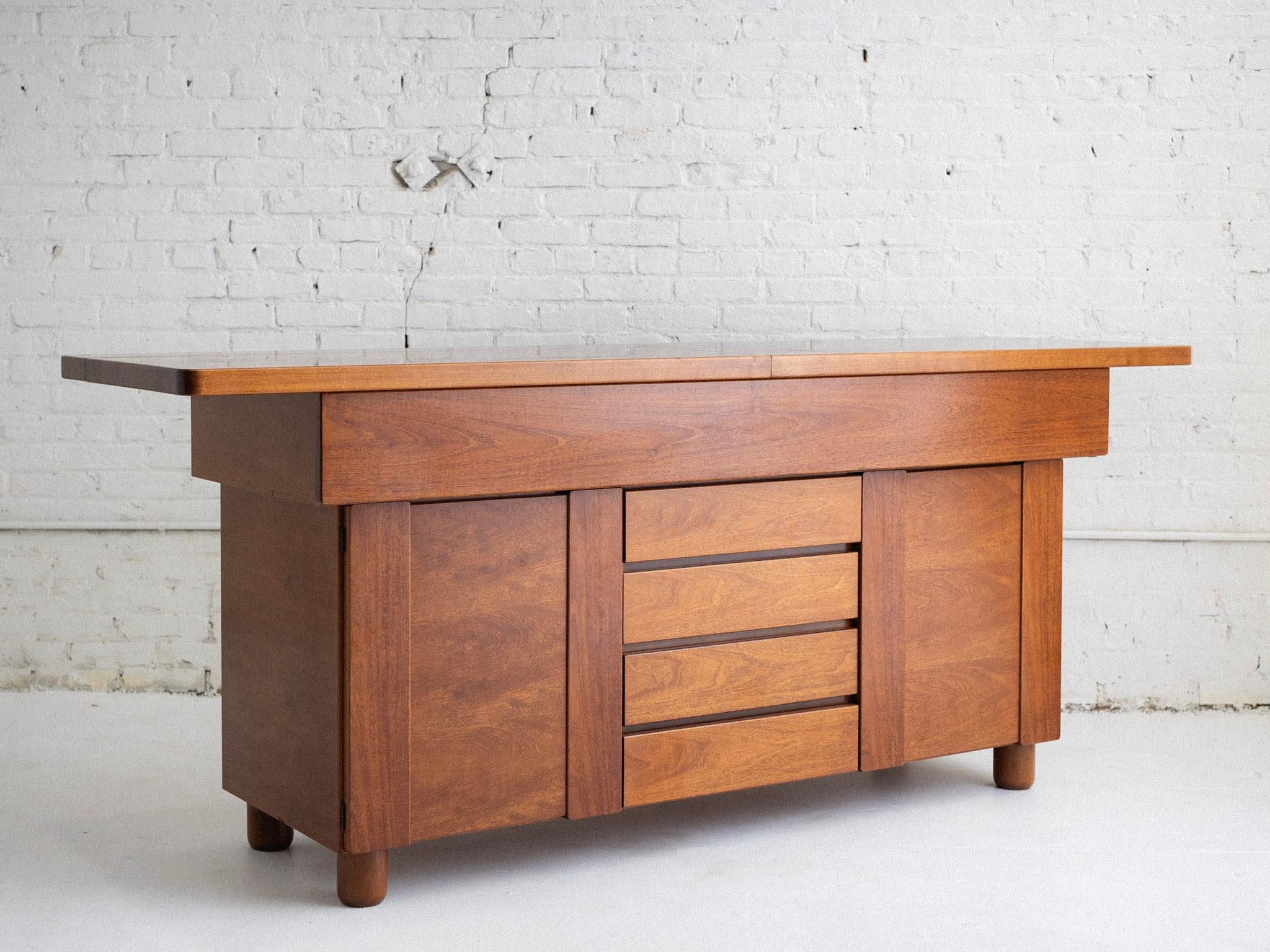 Buffet / crédence italien de la fin du milieu du siècle attribué à Mobil Girgi. Une pièce en bois lourde et substantielle offrant de nombreux rangements, y compris deux armoires inférieures, quatre tiroirs centraux et deux armoires s'ouvrant par le