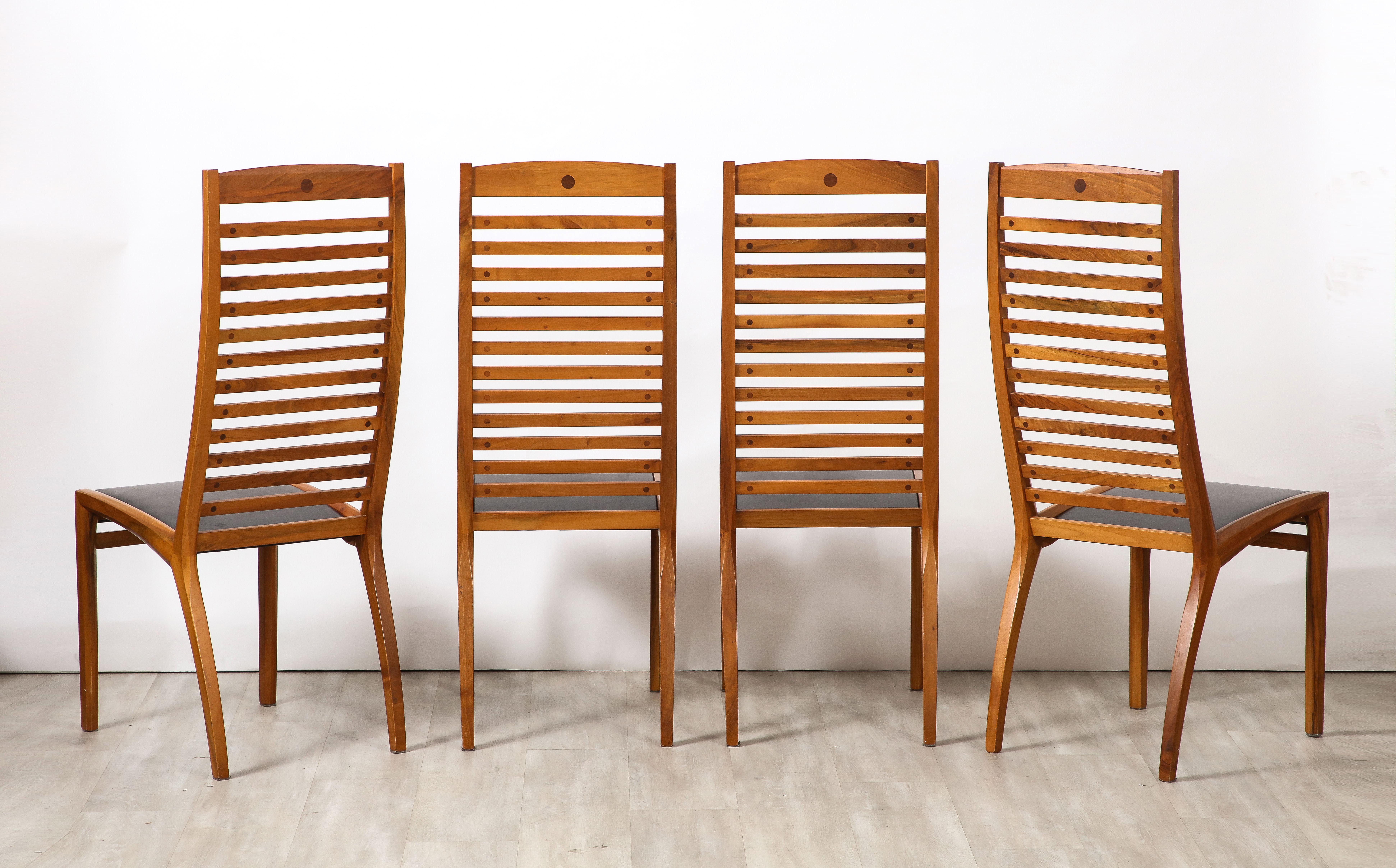 Mobil Girgi Ensemble de quatre chaises de salle à manger à dossier en échelle et en cuir, Italie, vers 1970 en vente 4