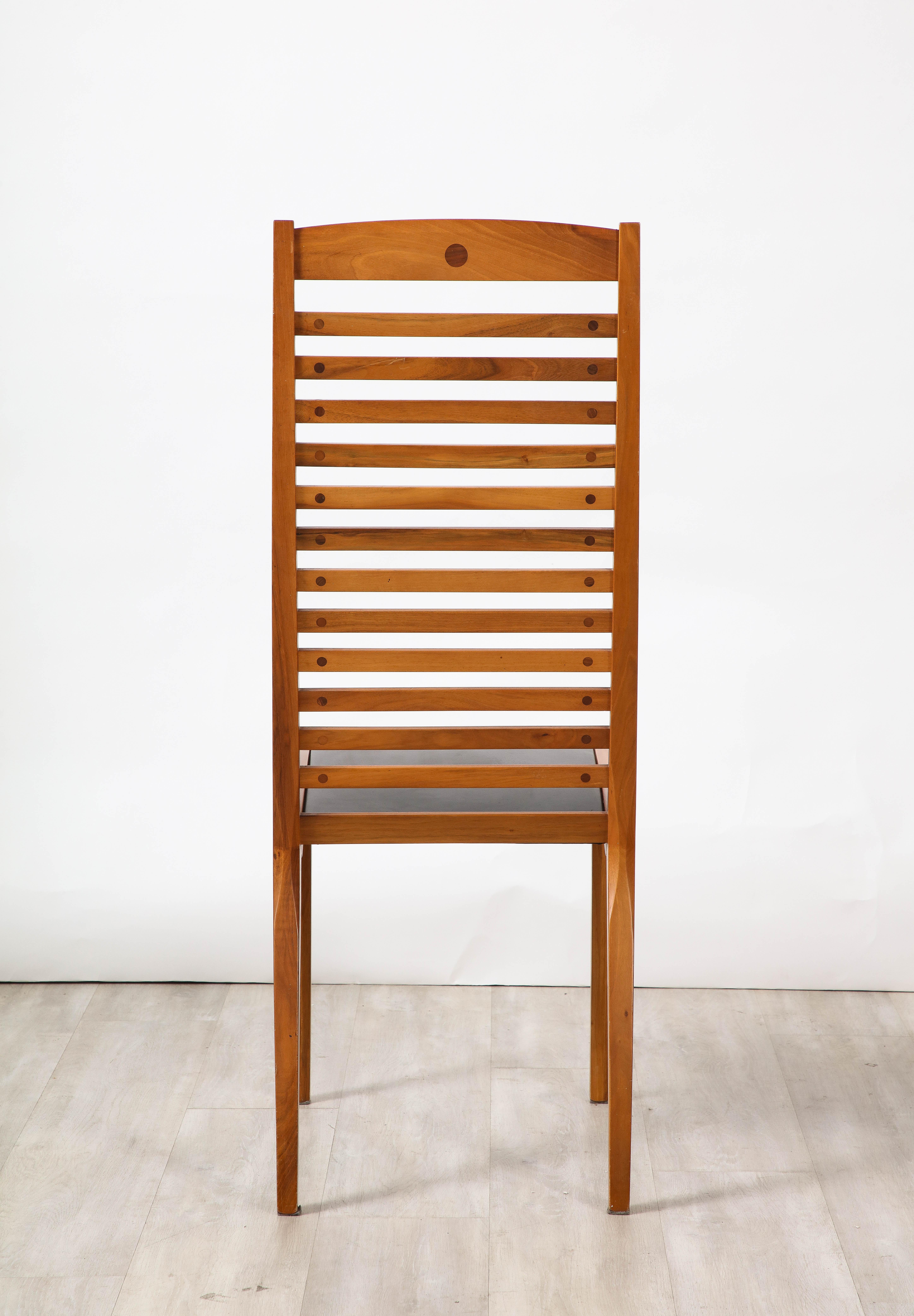 Mobil Girgi Ensemble de quatre chaises de salle à manger à dossier en échelle et en cuir, Italie, vers 1970 en vente 5