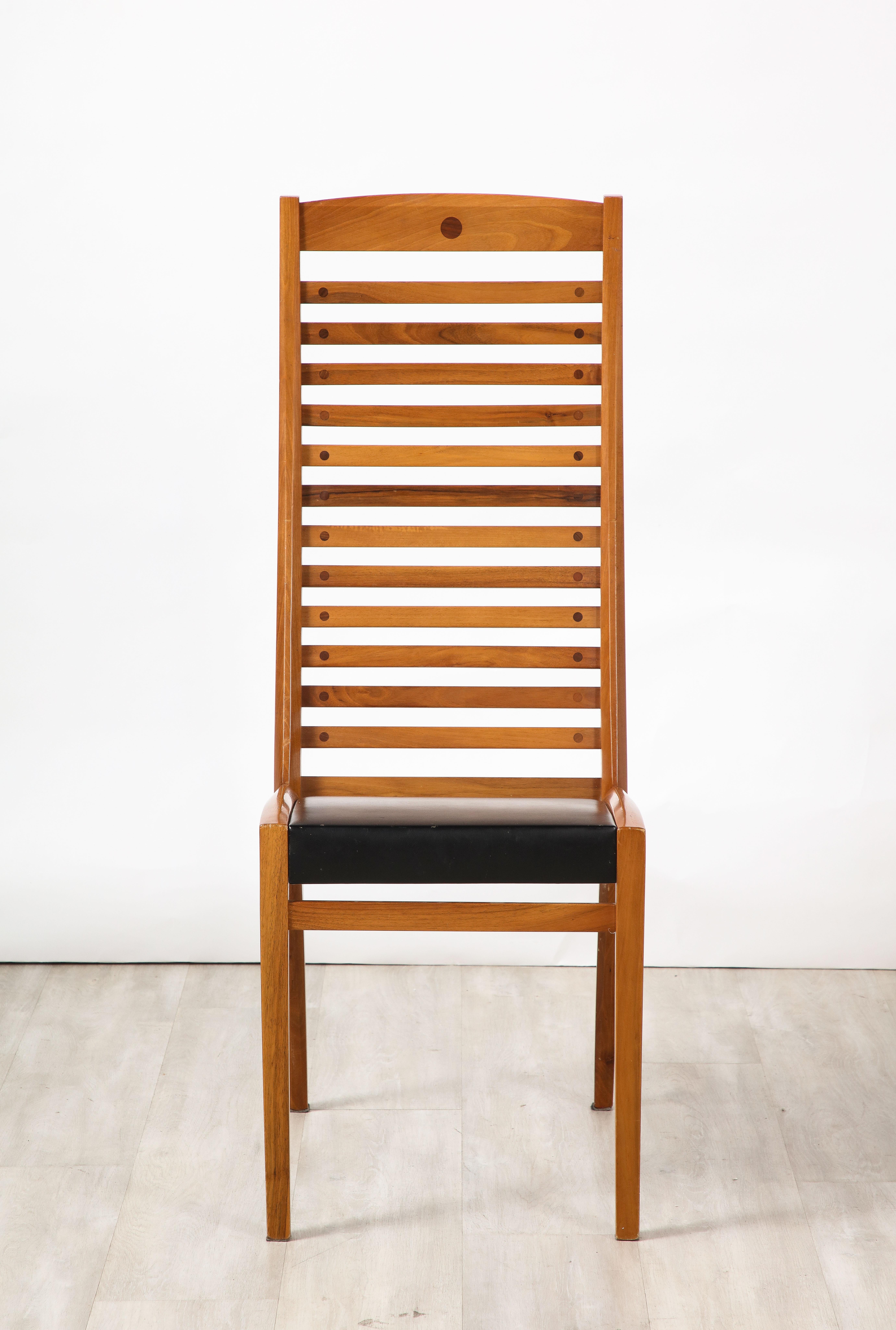 Mobil Girgi Ensemble de quatre chaises de salle à manger à dossier en échelle et en cuir, Italie, vers 1970 en vente 11