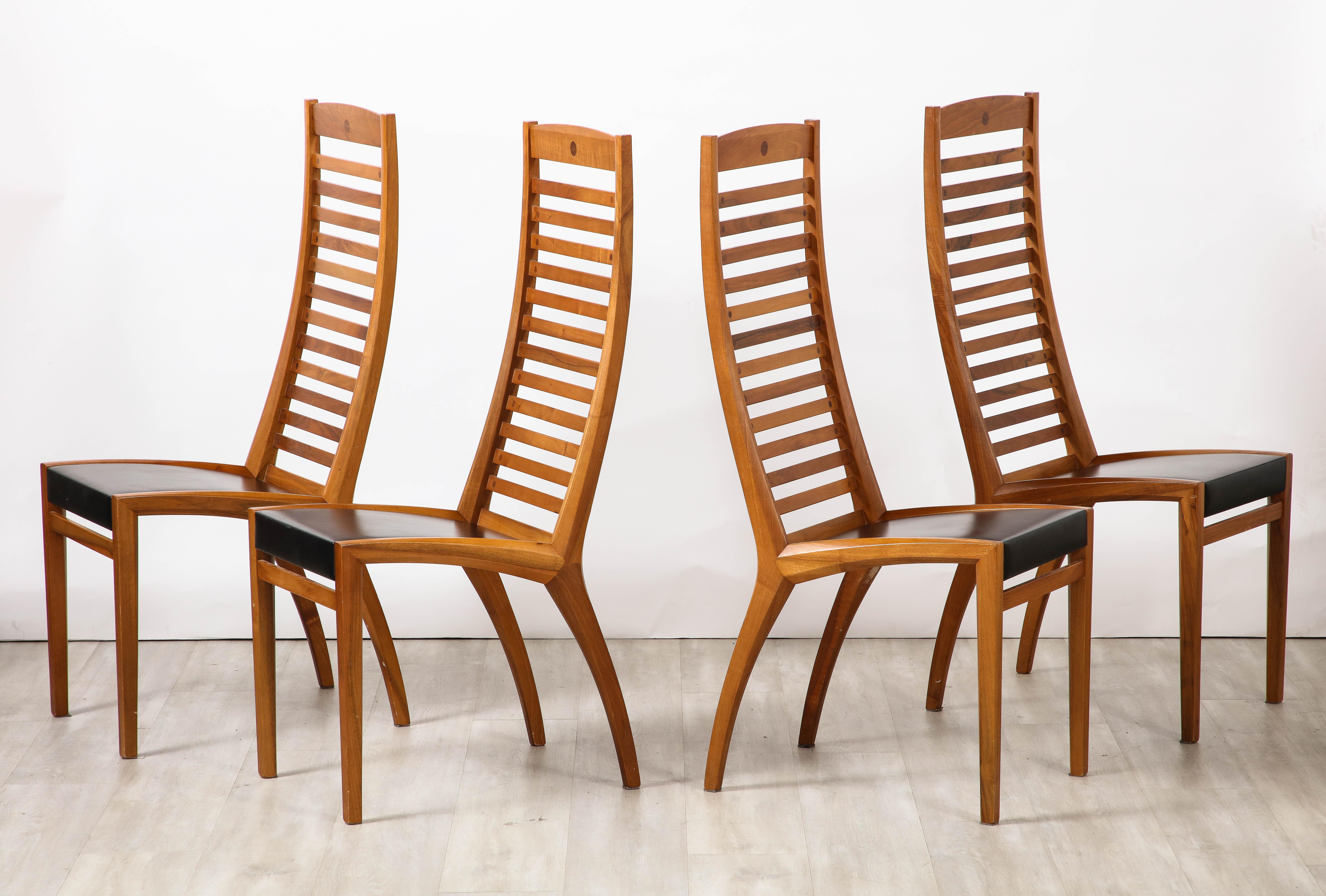 Mobil Girgi Ensemble de quatre chaises de salle à manger à dossier en échelle et en cuir, Italie, vers 1970 Bon état - En vente à New York, NY