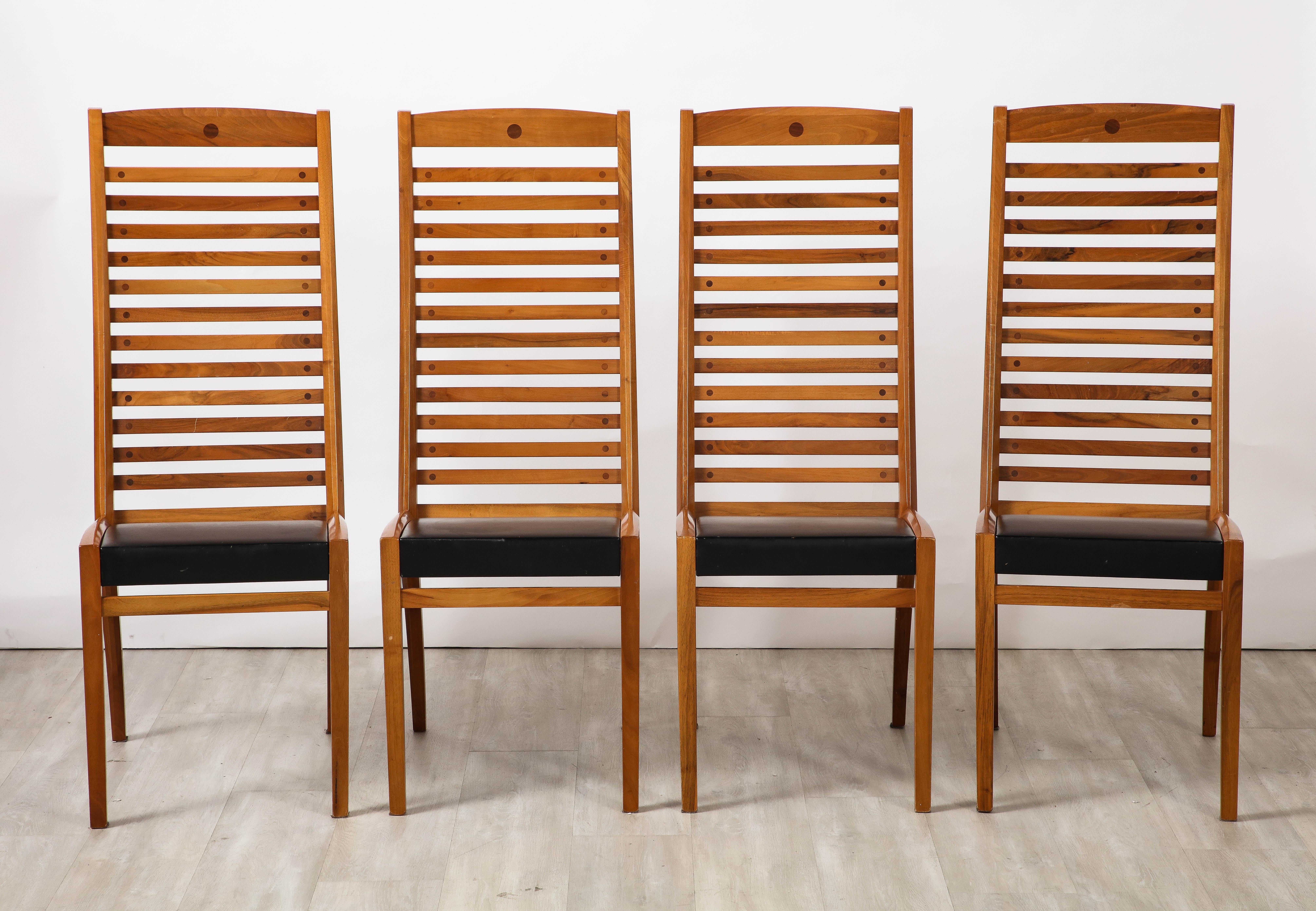 Cuir Mobil Girgi Ensemble de quatre chaises de salle à manger à dossier en échelle et en cuir, Italie, vers 1970 en vente